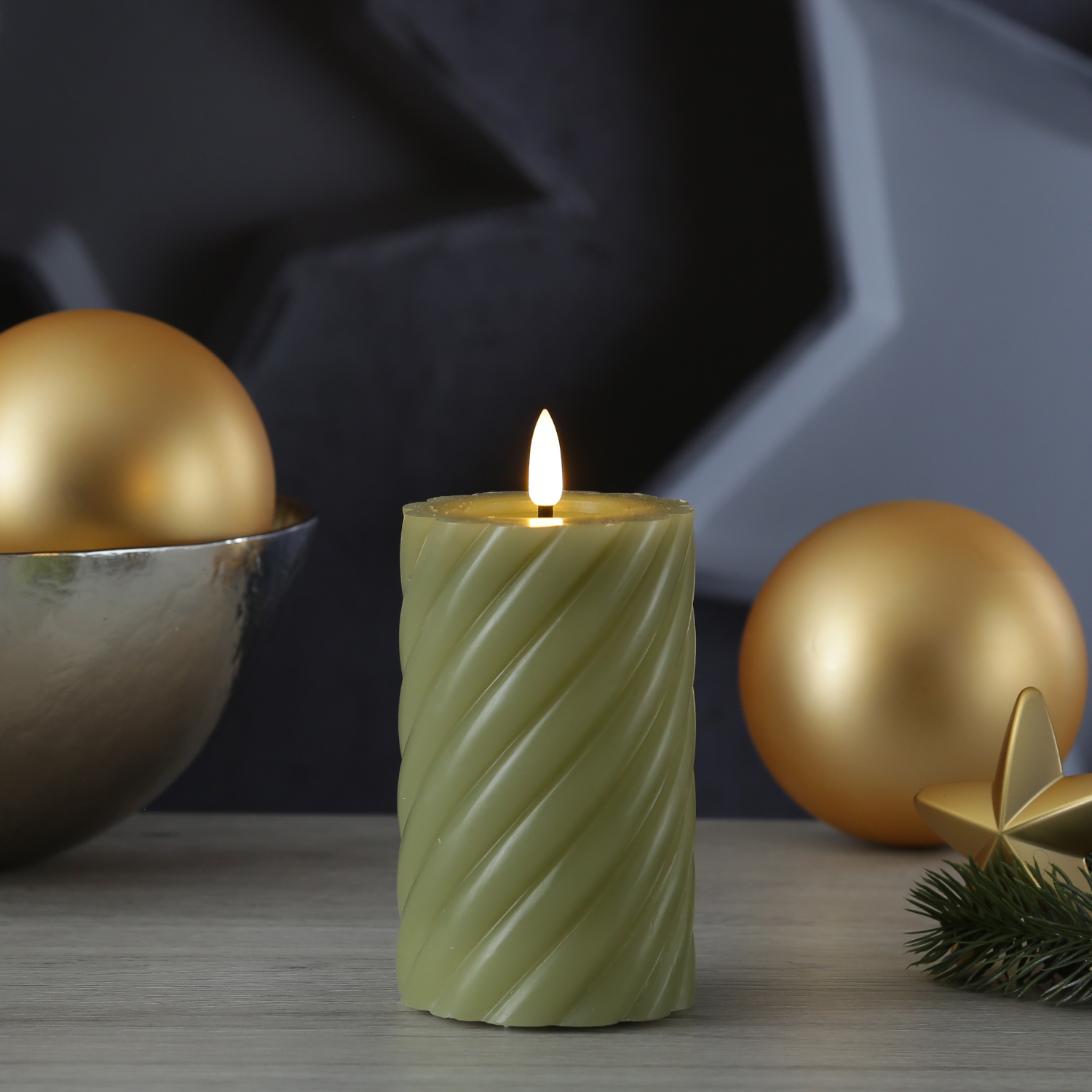 LED Stumpenkerze TWIST - Echtwachs - warmweiße 3D Flamme - H: 15cm - Batterie - Timer - grün LED Stumpenkerze TWIST - Echtwachs - warmweiße 3D Flamme - H: 15cm - Batterie - Timer - grün