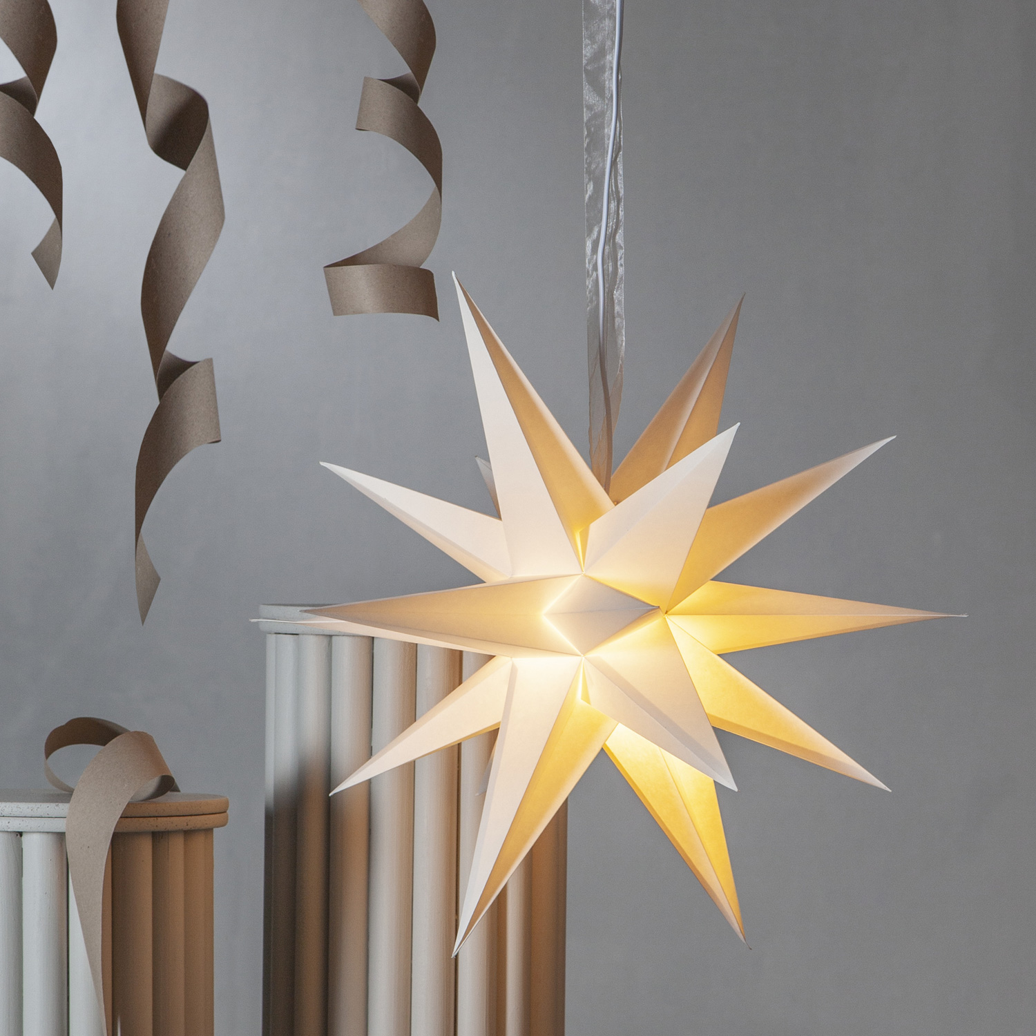 Papierstern DECEMBER - 3D Stern mit Dekoband - hängend - 18-zackig - D: 45cm - weiß Papierstern DECEMBER - 3D Stern mit Dekoband - hängend - 18-zackig - D: 45cm - weiß