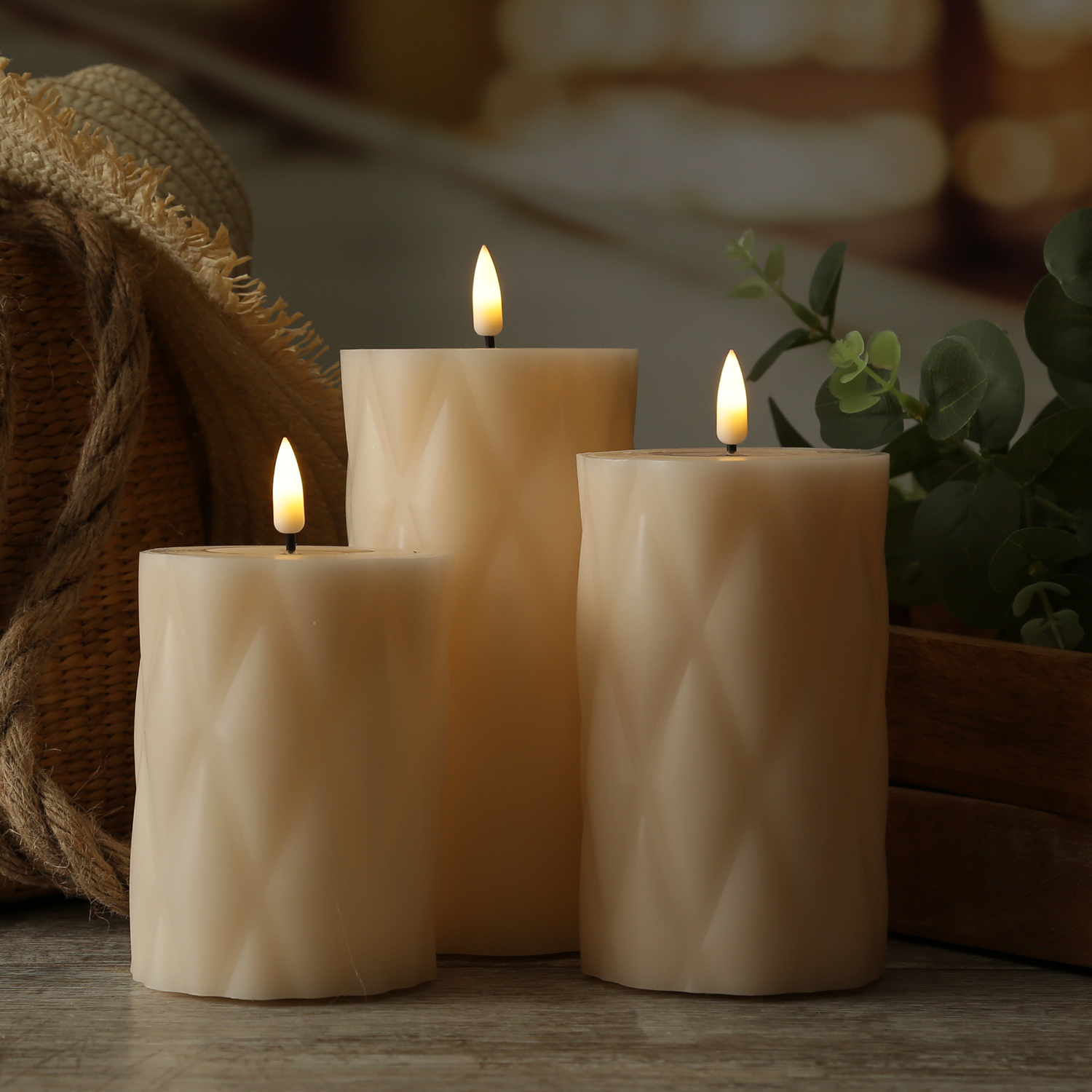 LED Stumpenkerze MIA - Rautenmuster - Echtwachs - 3D Flamme - H: 15cm - D: 7,5cm - creme LED Stumpenkerze MIA - Rautenmuster - Echtwachs - 3D Flamme - H: 15cm - D: 7,5cm - creme