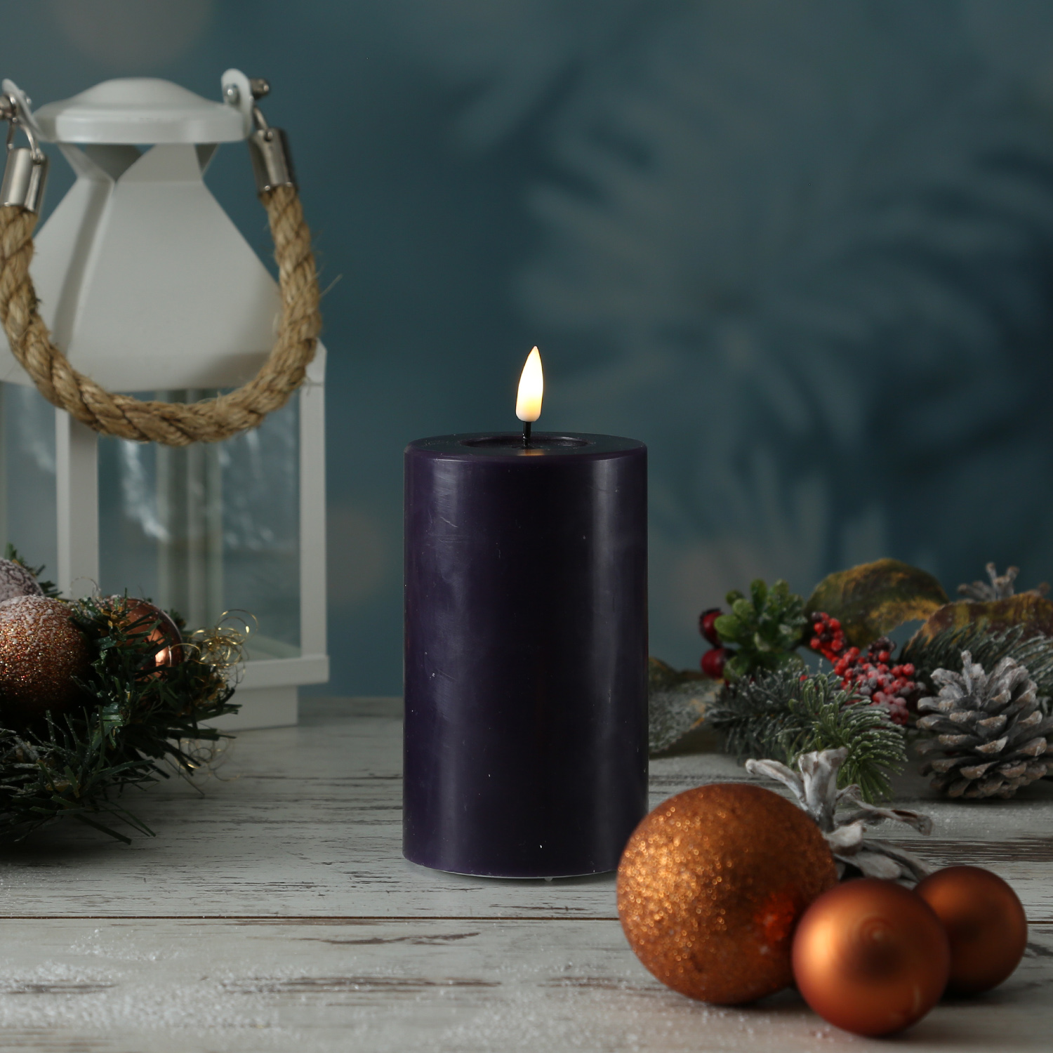 LED Stumpenkerze MIA - Echtwachs - realistische 3D Flamme - H: 12,5cm - D: 7,5cm - dunkellila LED Stumpenkerze MIA - Echtwachs - realistische 3D Flamme - H: 12,5cm - D: 7,5cm - dunkellila