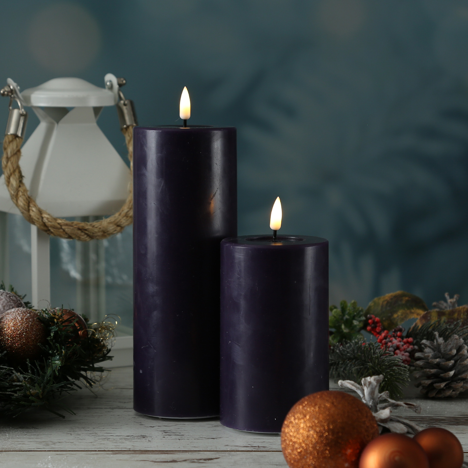 LED Stumpenkerze MIA - Echtwachs - realistische 3D Flamme - H: 12,5cm - D: 7,5cm - dunkellila LED Stumpenkerze MIA - Echtwachs - realistische 3D Flamme - H: 12,5cm - D: 7,5cm - dunkellila