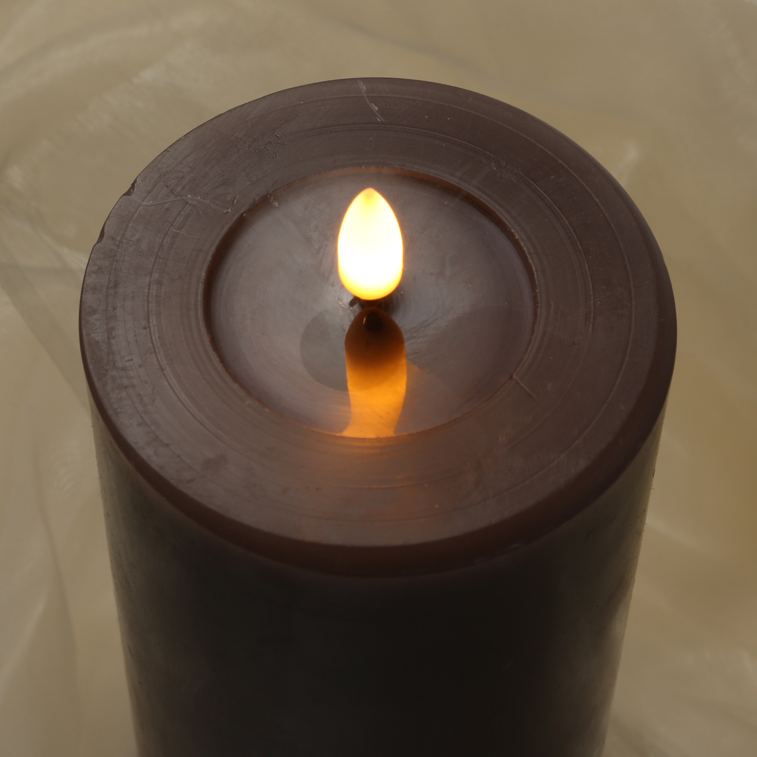 LED Stumpenkerze MIA - Echtwachs - realistische 3D Flamme - H: 20cm - Batteriebetrieb - mokkafarben LED Stumpenkerze MIA - Echtwachs - realistische 3D Flamme - H: 20cm - Batteriebetrieb - mokkafarben