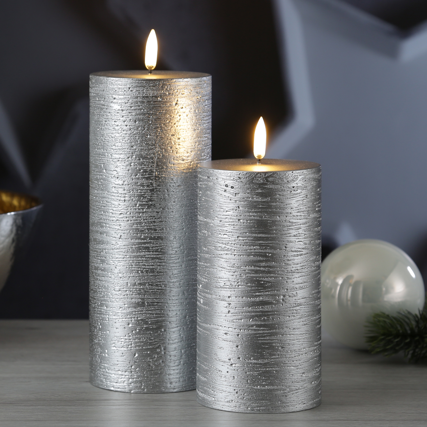 LED Kerze PIA - Rustik-Optik - Echtwachs - H: 20cm - D: 7,8cm - Timer - bis zu 1000 Std. - silber LED Kerze PIA - Rustik-Optik - Echtwachs - H: 20cm - D: 7,8cm - Timer - bis zu 1000 Std. - silber