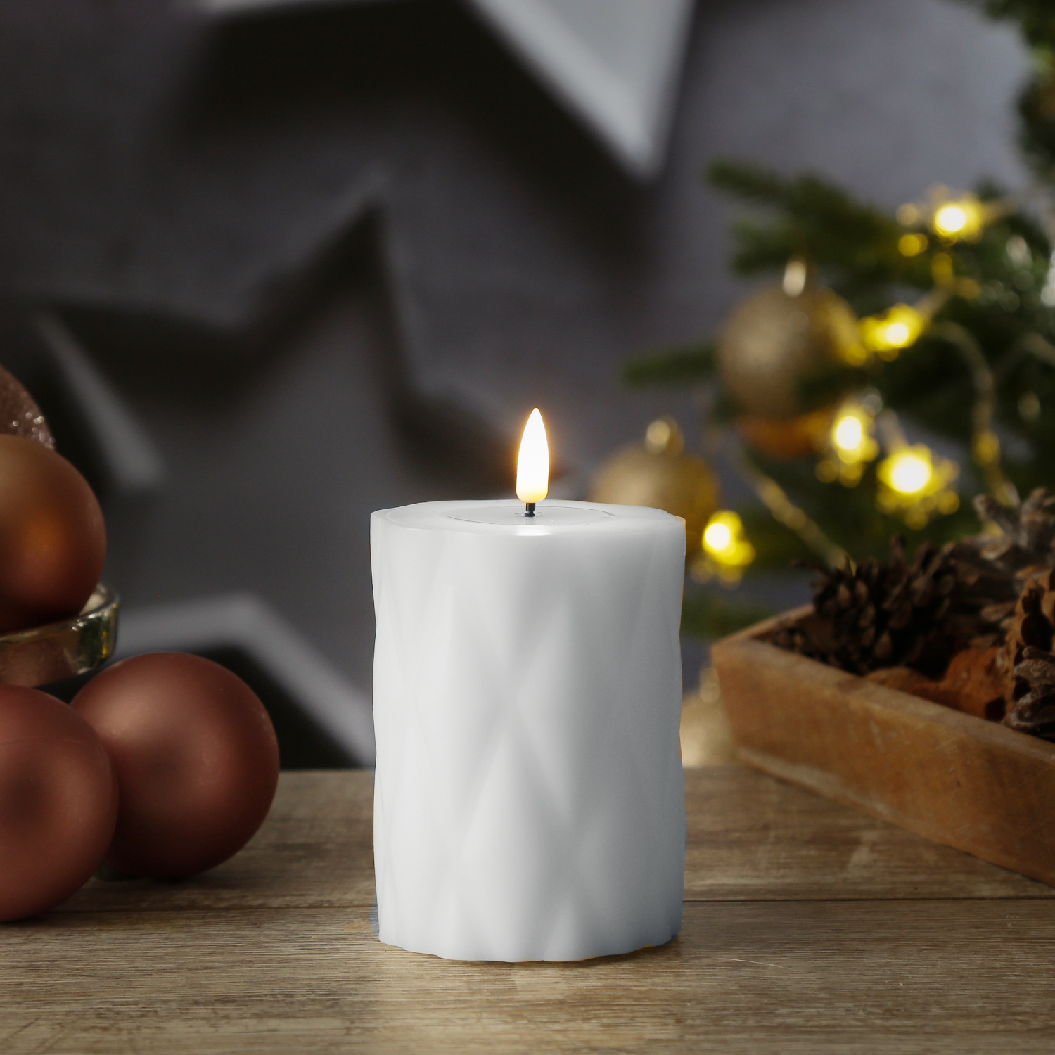 LED Stumpenkerze MIA - Rautenmuster - Echtwachs - 3D Flamme - H: 10cm - D: 7,5cm - weiß LED Stumpenkerze MIA - Rautenmuster - Echtwachs - 3D Flamme - H: 10cm - D: 7,5cm - weiß