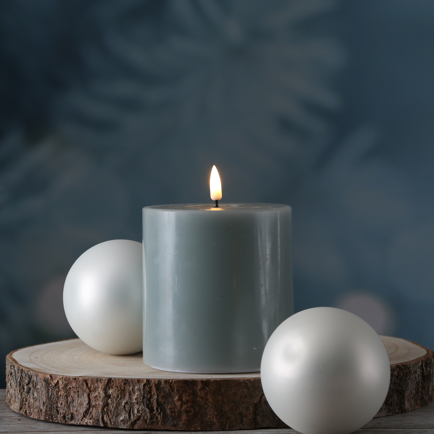 LED Stumpenkerze MIA - Echtwachs - realistische 3D Flamme - H: 10cm - D: 10cm - salbeigrün LED Stumpenkerze MIA - Echtwachs - realistische 3D Flamme - H: 10cm - D: 10cm - salbeigrün