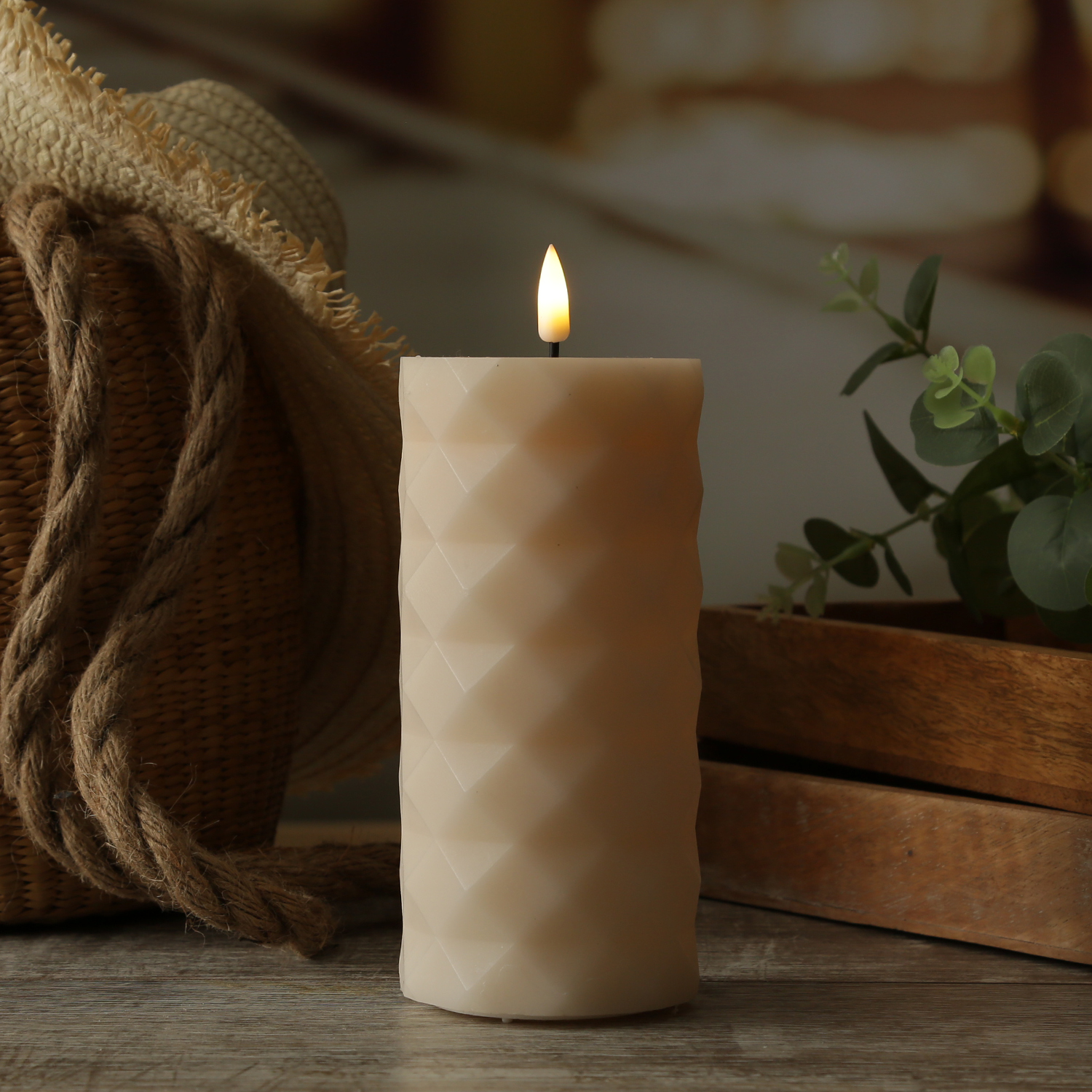 LED Stumpenkerze MIA - Rautenmuster - Echtwachs - 3D Flamme - H: 15cm - D: 7,5cm - creme LED Stumpenkerze MIA - Rautenmuster - Echtwachs - 3D Flamme - H: 15cm - D: 7,5cm - creme