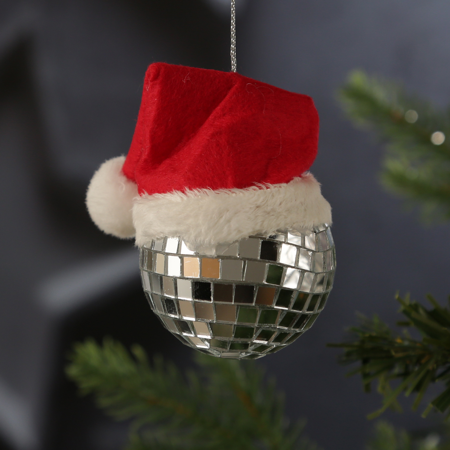 Weihnachtsbaumschmuck DISCOKUGEL mit Nikolausmütze - H: 7cm - silber Weihnachtsbaumschmuck DISCOKUGEL mit Nikolausmütze - H: 7cm - silber