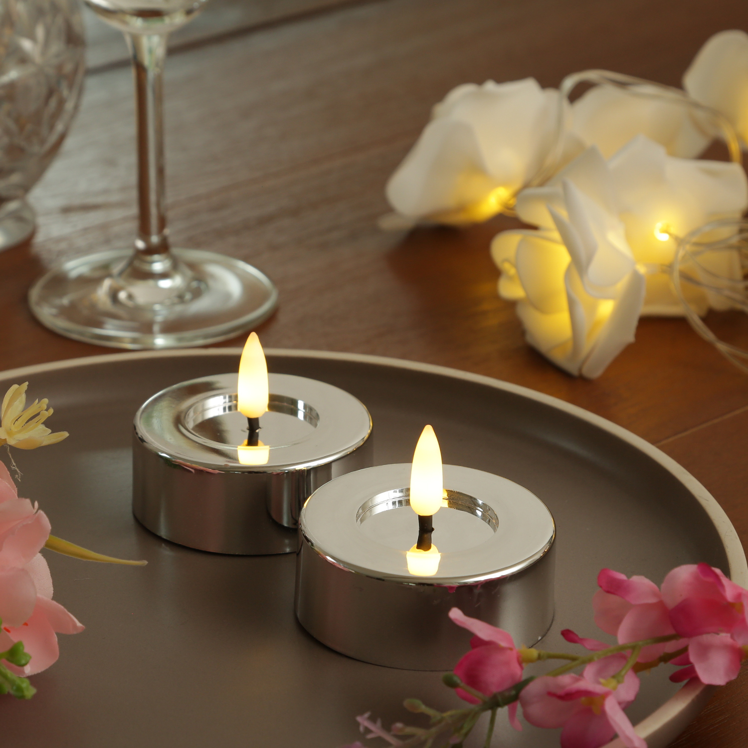 LED Maxi Teelichter - Kunststoff - D: 6,5cm - H: 5cm - Timer - silber glänzend - 2er Set LED Maxi Teelichter - Kunststoff - D: 6,5cm - H: 5cm - Timer - silber glänzend - 2er Set