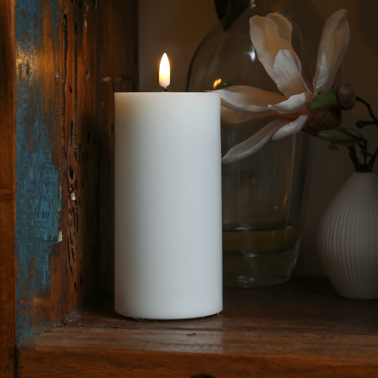 LED Stumpenkerze MIA - Echtwachs - realistische 3D Flamme - H: 15cm - Batteriebetrieb - weiß LED Stumpenkerze MIA - Echtwachs - realistische 3D Flamme - H: 15cm - Batteriebetrieb - weiß