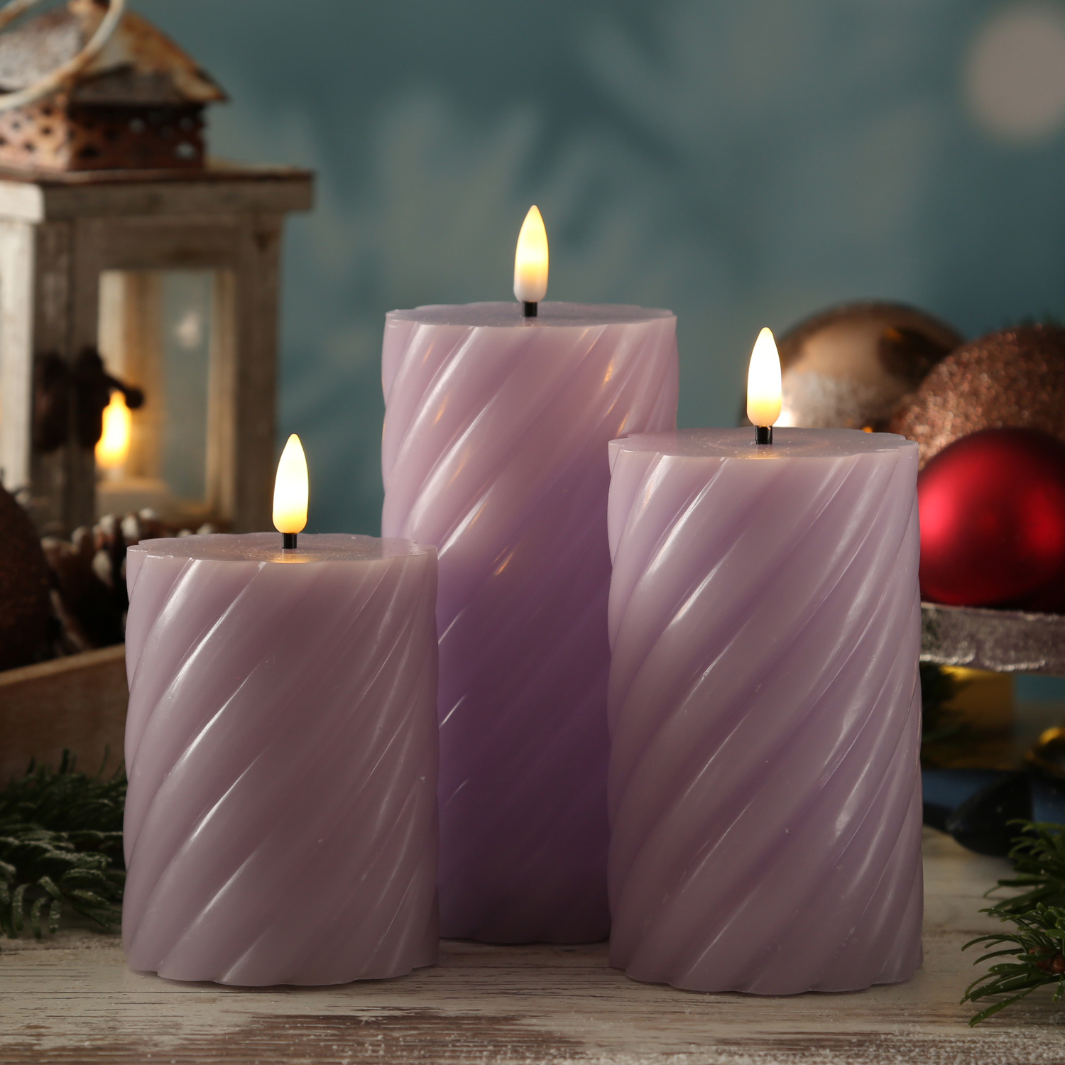 LED Stumpenkerze SWIRL - Echtwachs - warmweiße 3D Flamme - H: 15cm - Batterie - Timer - flieder LED Stumpenkerze SWIRL - Echtwachs - warmweiße 3D Flamme - H: 15cm - Batterie - Timer - flieder