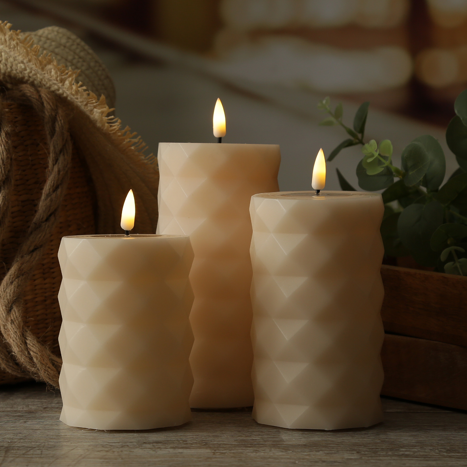 LED Stumpenkerze MIA - Rautenmuster - Echtwachs - 3D Flamme - H: 12,5cm - D: 7,5cm - creme LED Stumpenkerze MIA - Rautenmuster - Echtwachs - 3D Flamme - H: 12,5cm - D: 7,5cm - creme