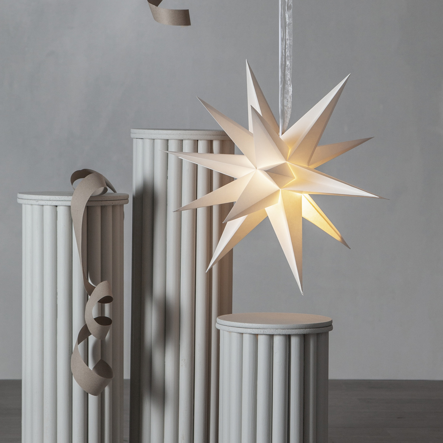 Papierstern DECEMBER - 3D Stern mit Dekoband - hängend - 18-zackig - D: 45cm - weiß Papierstern DECEMBER - 3D Stern mit Dekoband - hängend - 18-zackig - D: 45cm - weiß