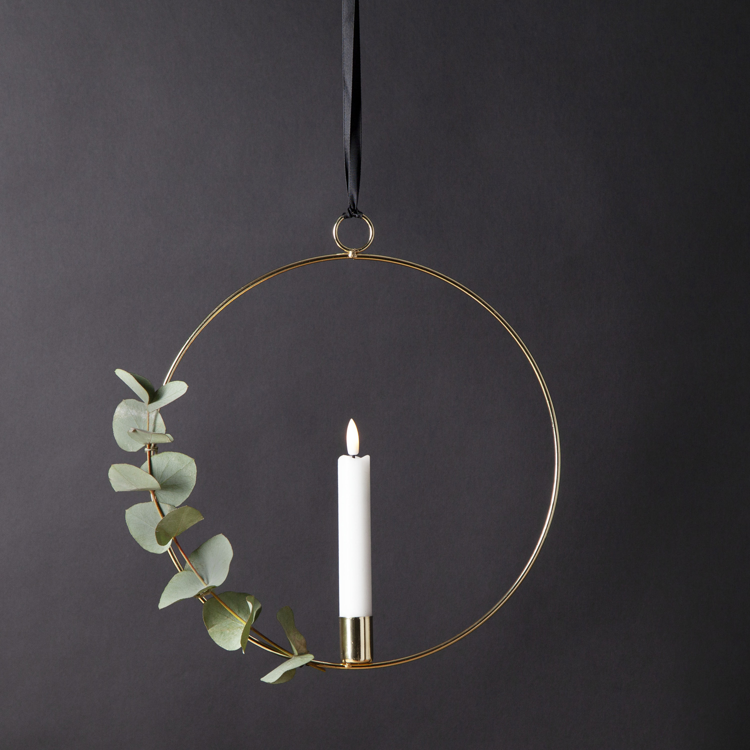 Dekoring mit LED Kerze Flamme - mit Aufhänger - D: 28,5cm - Timer - Batterie - gold Dekoring mit LED Kerze Flamme - mit Aufhänger - D: 28,5cm - Timer - Batterie - gold