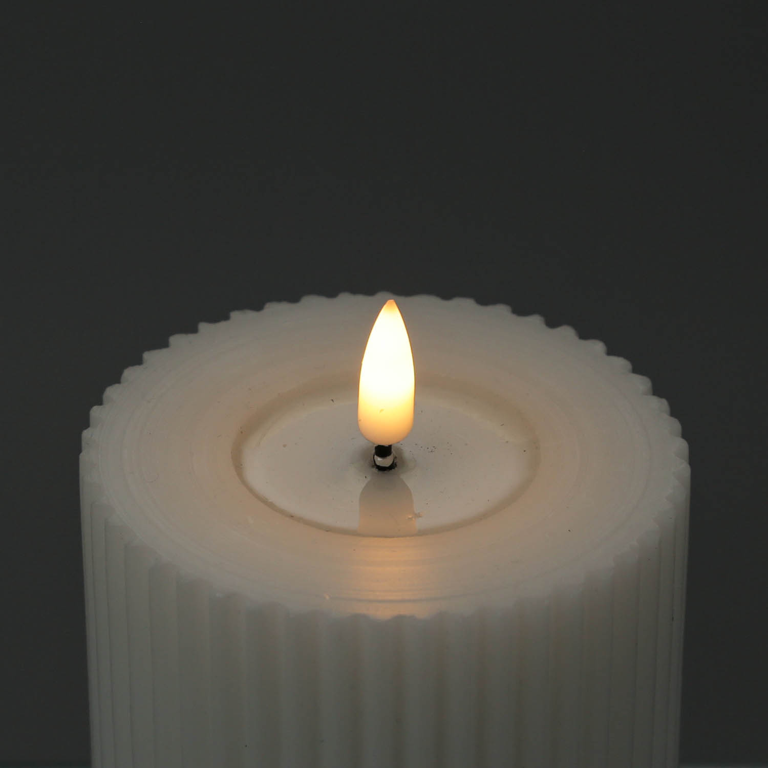 LED Stumpenkerze MIA - gerillt - Echtwachs - 3D Flamme - H: 15cm - D: 8cm - weiß LED Stumpenkerze MIA - gerillt - Echtwachs - 3D Flamme - H: 15cm - D: 8cm - weiß