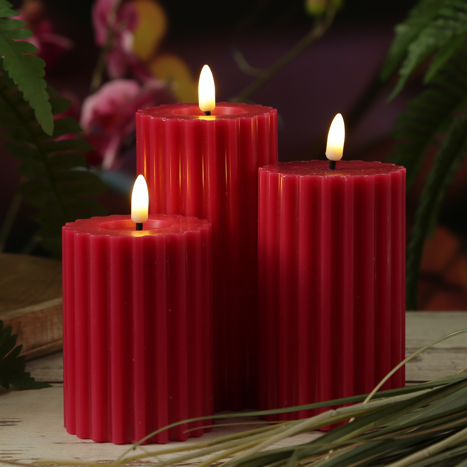 LED Kerze LIV - gerillt - Echtwachs - warmweiße 3D Flamme - H: 17,5cm - D: 7,5cm - Timer - beerenrot