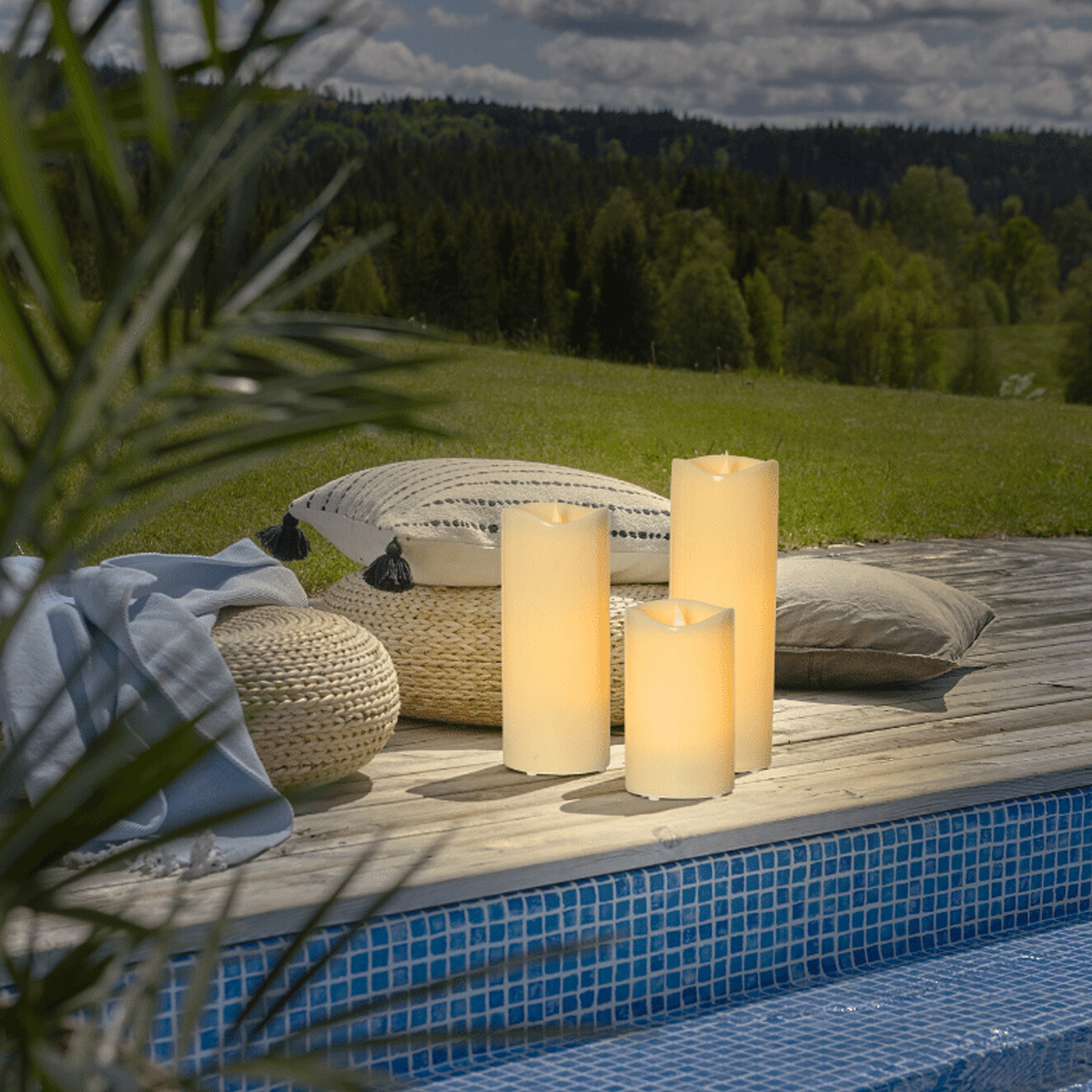 LED Stumpenkerze "Grande" - Kunststoff - flackernde warmweiße LED - H: 31cm - outdoor - beige LED Stumpenkerze "Grande" - Kunststoff - flackernde warmweiße LED - H: 31cm - outdoor - beige