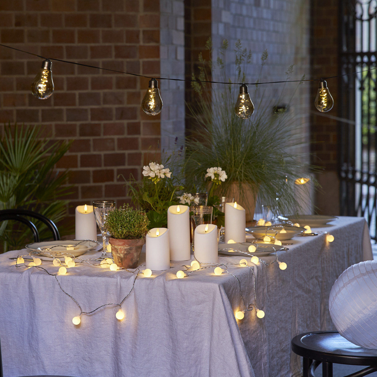 LED Stumpenkerze "Flamme" - Kunststoff - warmweiße 3D Flamme - H: 15cm - Timer - outdoor - weiß LED Stumpenkerze "Flamme" - Kunststoff - warmweiße 3D Flamme - H: 15cm - Timer - outdoor - weiß