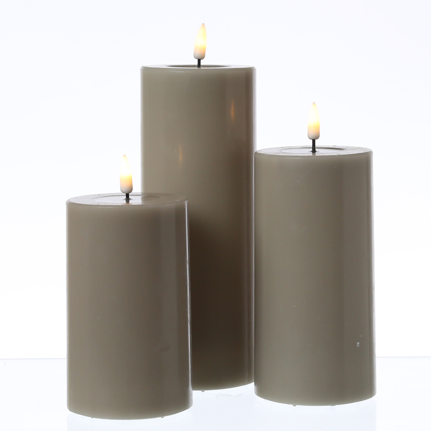 LED Stumpenkerze MIA - Echtwachs - realistische 3D Flamme - H: 20cm - D: 10cm - sand/taupe LED Stumpenkerze MIA - Echtwachs - realistische 3D Flamme - H: 20cm - D: 10cm - sand/taupe