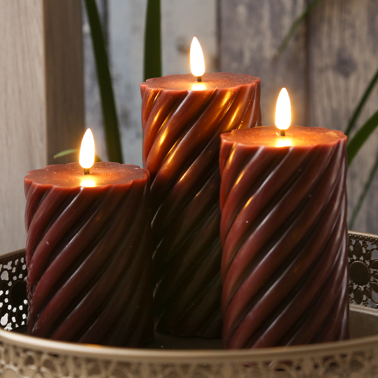 LED Stumpenkerze SWIRL - Echtwachs - warmweiße 3D Flamme - H: 17,5cm - Batterie - Timer - weinrot LED Stumpenkerze SWIRL - Echtwachs - warmweiße 3D Flamme - H: 17,5cm - Batterie - Timer - weinrot