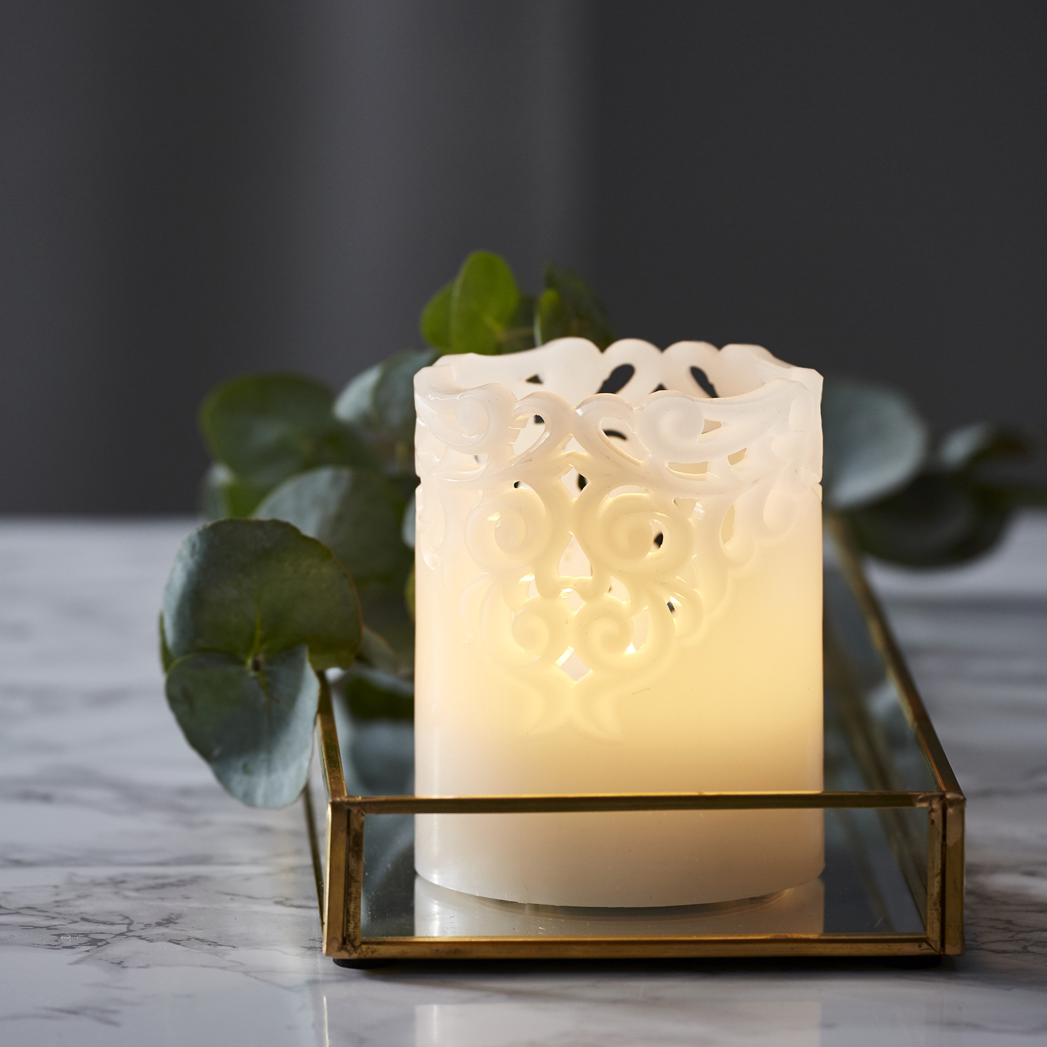 LED Stumpenkerze "Clary" - Echtwachs - Spitzenmuster - warmweiße Flamme - H: 10cm - Timer - weiß LED Stumpenkerze "Clary" - Echtwachs - Spitzenmuster - warmweiße Flamme - H: 10cm - Timer - weiß