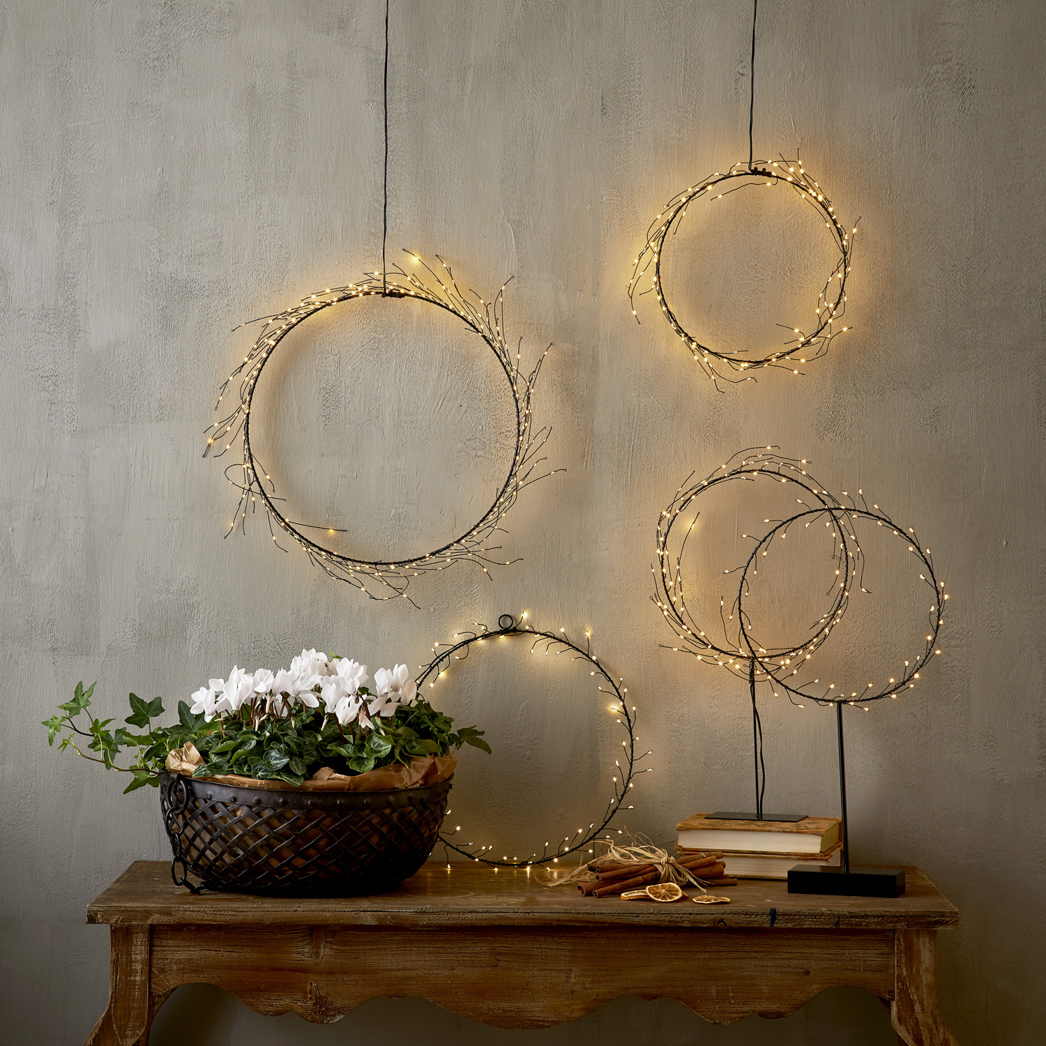 LED Kranz NIKE - stehend - 95 warmweiße LED - H: 43cm - für Innen - schwarz LED Kranz NIKE - stehend - 95 warmweiße LED - H: 43cm - für Innen - schwarz