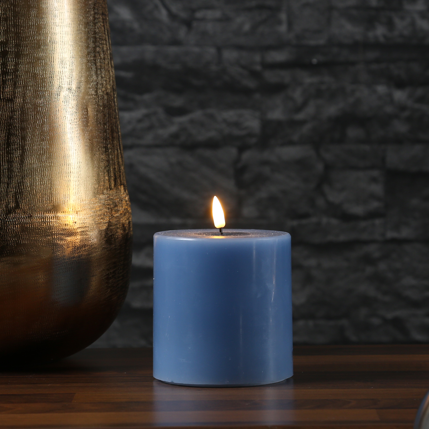 LED Stumpenkerze MIA - Echtwachs - realistische 3D Flamme - H: 10cm - D: 10cm - eisblau LED Stumpenkerze MIA - Echtwachs - realistische 3D Flamme - H: 10cm - D: 10cm - eisblau