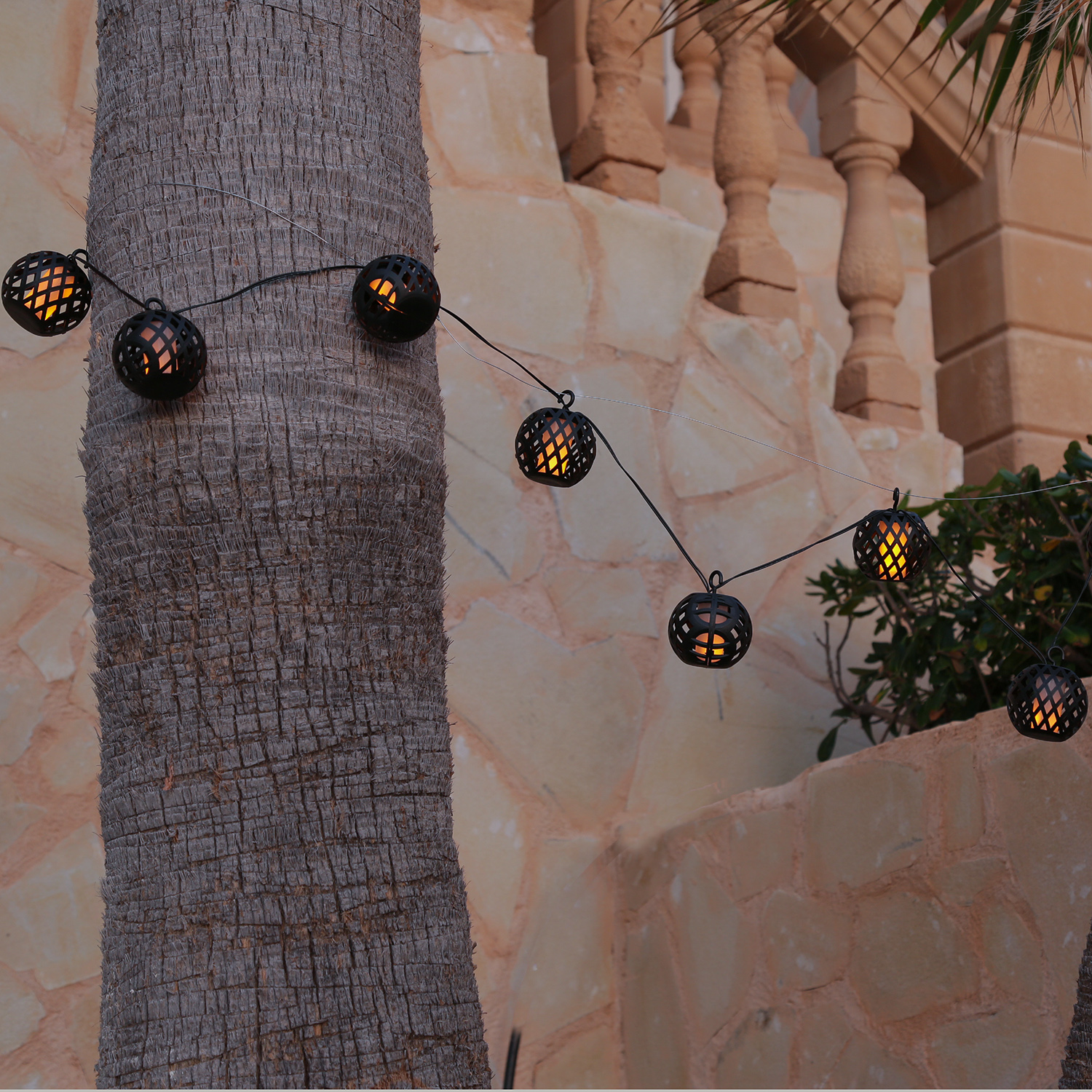 LED Lichterkette Feuerball - 8 Kugeln mit Flammeneffekt - Timer - L: 2,1m - für Innen/Außen LED Lichterkette Feuerball - 8 Kugeln mit Flammeneffekt - Timer - L: 2,1m - für Innen/Außen