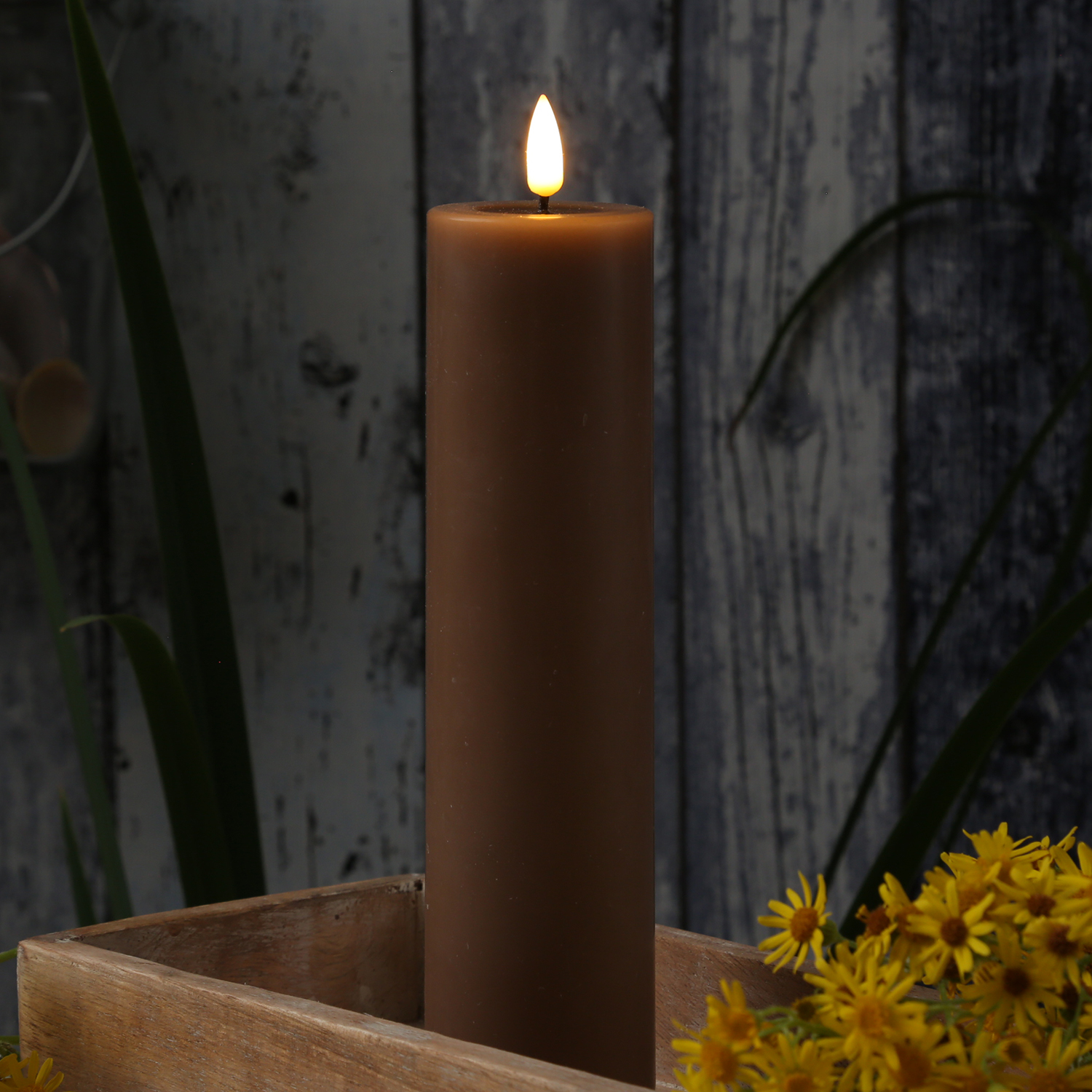 LED Stumpenkerze MIA - Echtwachs - realistische 3D Flamme - H: 20cm - D: 5cm - karamell LED Stumpenkerze MIA - Echtwachs - realistische 3D Flamme - H: 20cm - D: 5cm - karamell