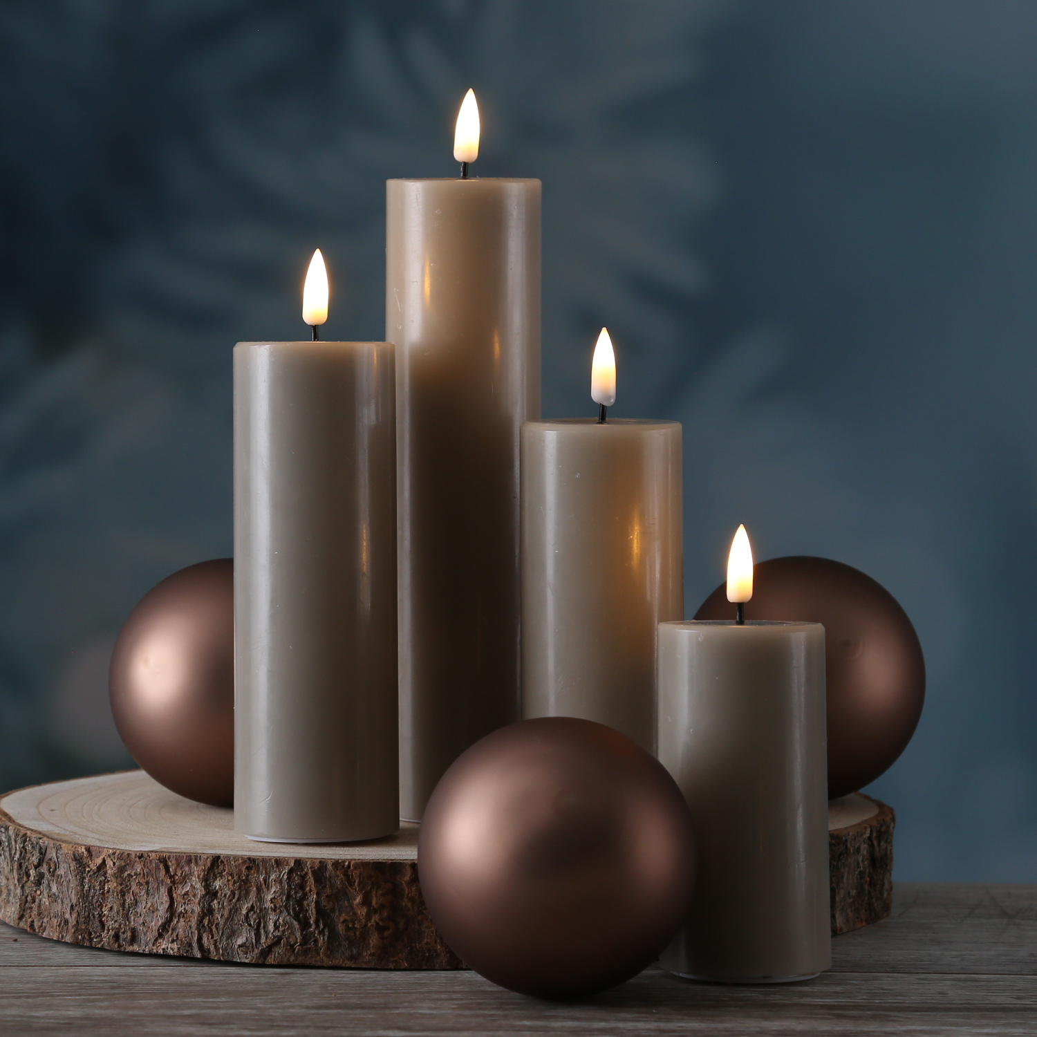 LED Stumpenkerze MIA - Echtwachs - realistische 3D Flamme - H: 10cm - D: 5cm - sand/taupe LED Stumpenkerze MIA - Echtwachs - realistische 3D Flamme - H: 10cm - D: 5cm - sand/taupe