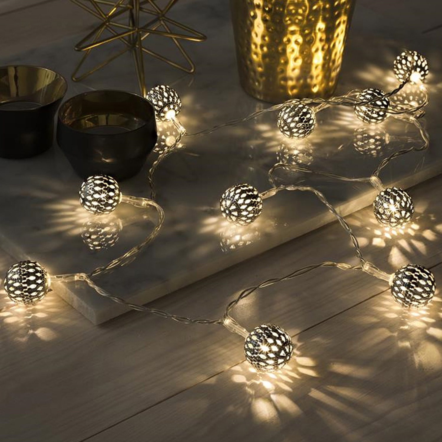 LED Dekolichterkette Metallkugeln - 8 warmweiße LED - D: 4cm - L: 0,7m - Batterie - silber LED Dekolichterkette Metallkugeln - 8 warmweiße LED - D: 4cm - L: 0,7m - Batterie - silber