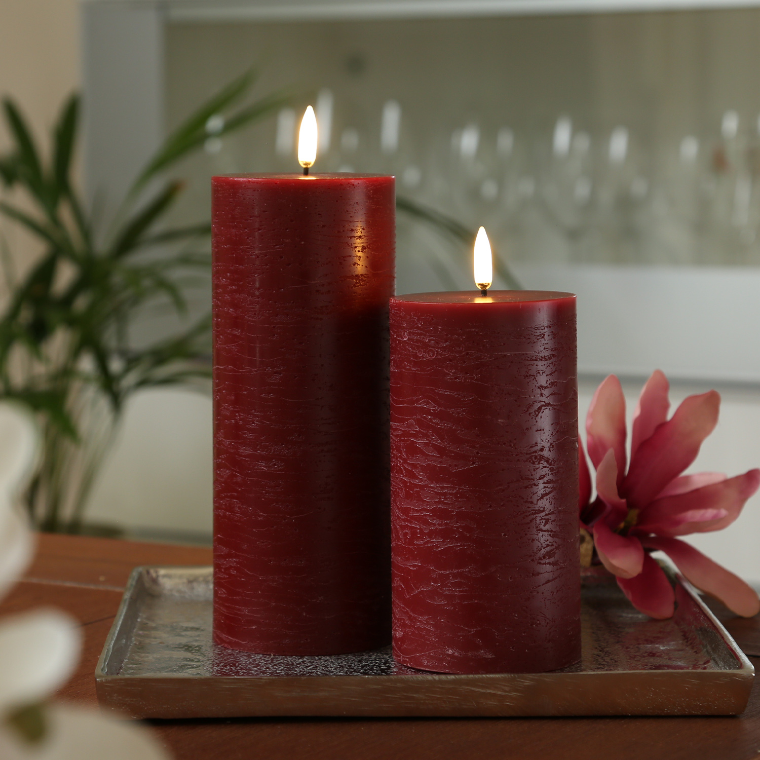 LED Kerze PIA - Rustik-Optik - Echtwachs - H: 15cm - D: 7,8cm - Timer - bis zu 1000 Std. - dunkelrot LED Kerze PIA - Rustik-Optik - Echtwachs - H: 15cm - D: 7,8cm - Timer - bis zu 1000 Std. - dunkelrot