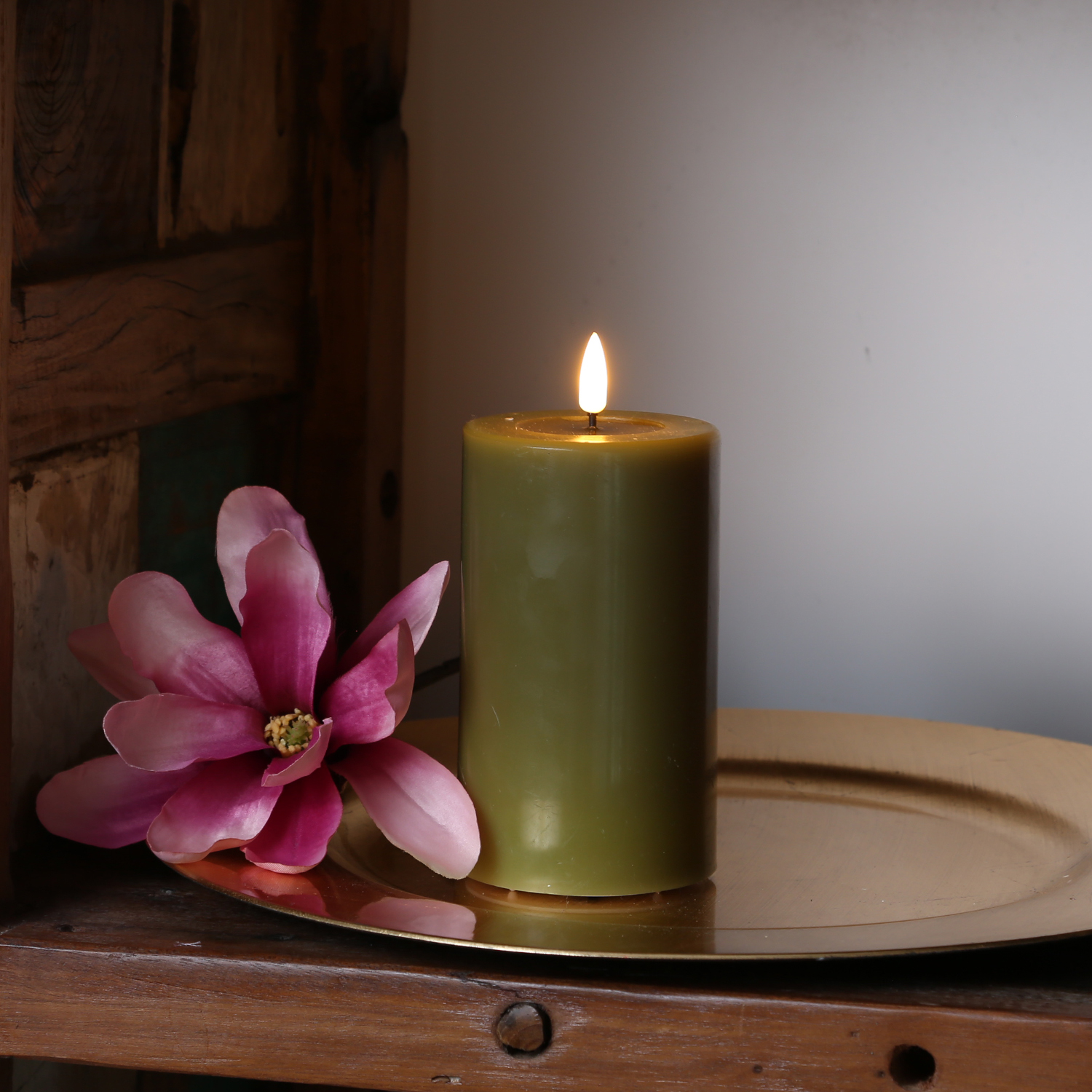 LED Stumpenkerze MIA - Echtwachs - realistische 3D Flamme - H: 12,5cm - Batteriebetrieb - olivgrün LED Stumpenkerze MIA - Echtwachs - realistische 3D Flamme - H: 12,5cm - Batteriebetrieb - olivgrün