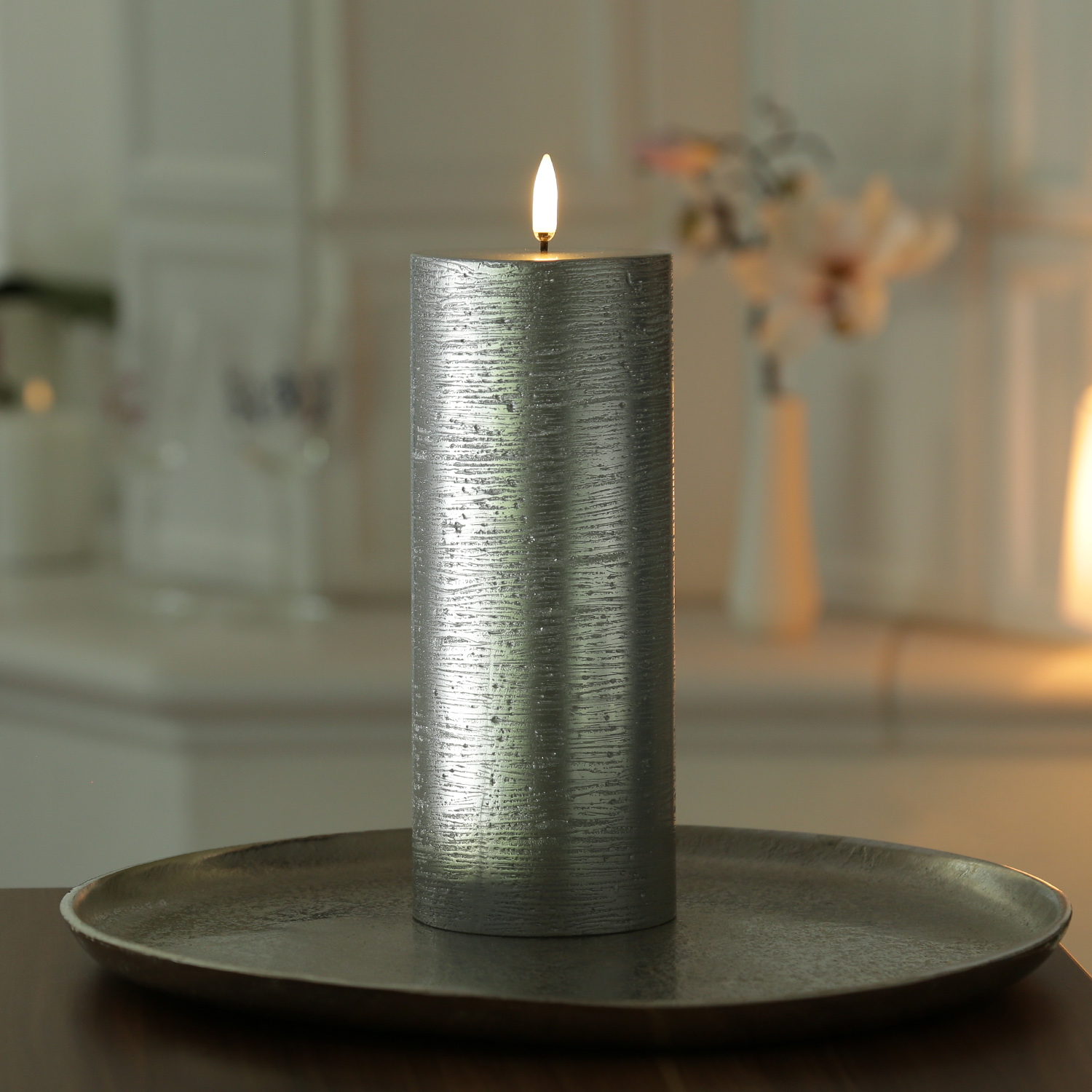 LED Kerze PIA - Rustik-Optik - Echtwachs - H: 20cm - D: 7,8cm - Timer - bis zu 1000 Std. - silber LED Kerze PIA - Rustik-Optik - Echtwachs - H: 20cm - D: 7,8cm - Timer - bis zu 1000 Std. - silber