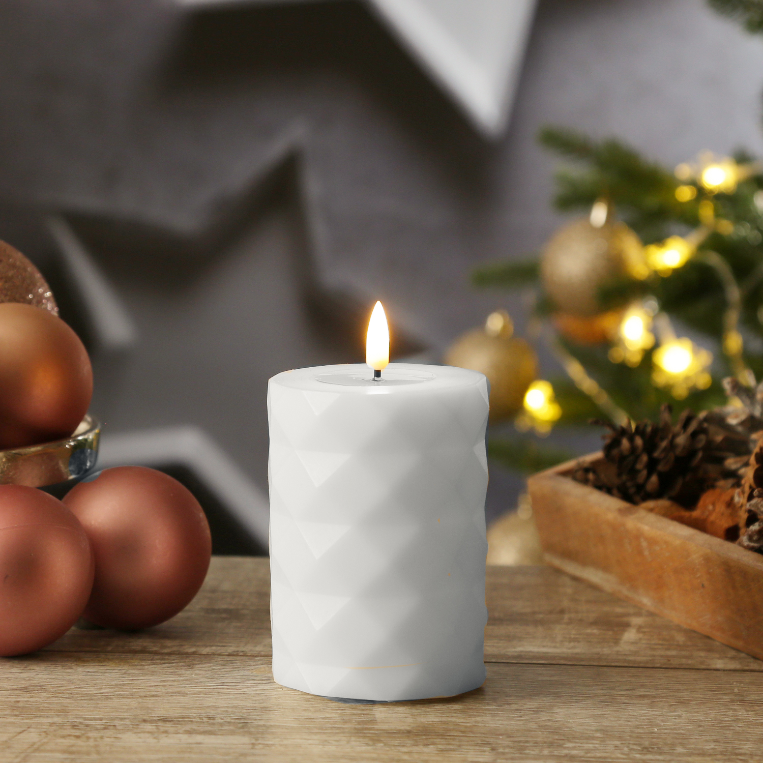 LED Stumpenkerze MIA - Rautenmuster - Echtwachs - 3D Flamme - H: 10cm - D: 7,5cm - weiß LED Stumpenkerze MIA - Rautenmuster - Echtwachs - 3D Flamme - H: 10cm - D: 7,5cm - weiß