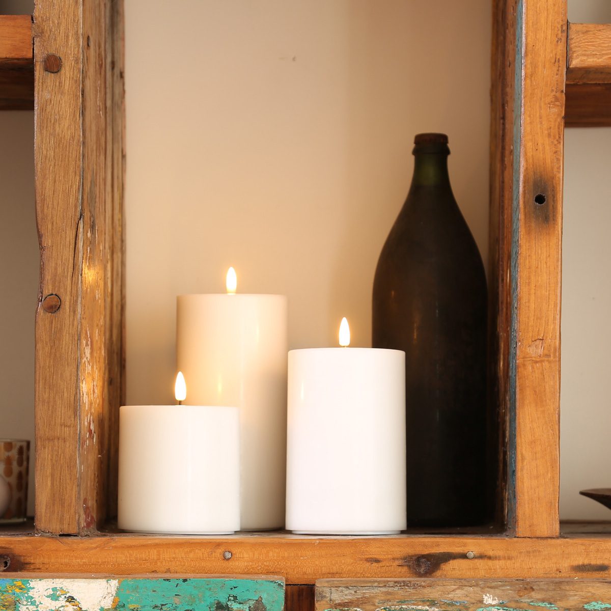 LED Stumpenkerze MIA - Echtwachs - realistische 3D Flamme - H: 15cm D: 10cm - Batteriebetrieb - weiß LED Stumpenkerze MIA - Echtwachs - realistische 3D Flamme - H: 15cm D: 10cm - Batteriebetrieb - weiß