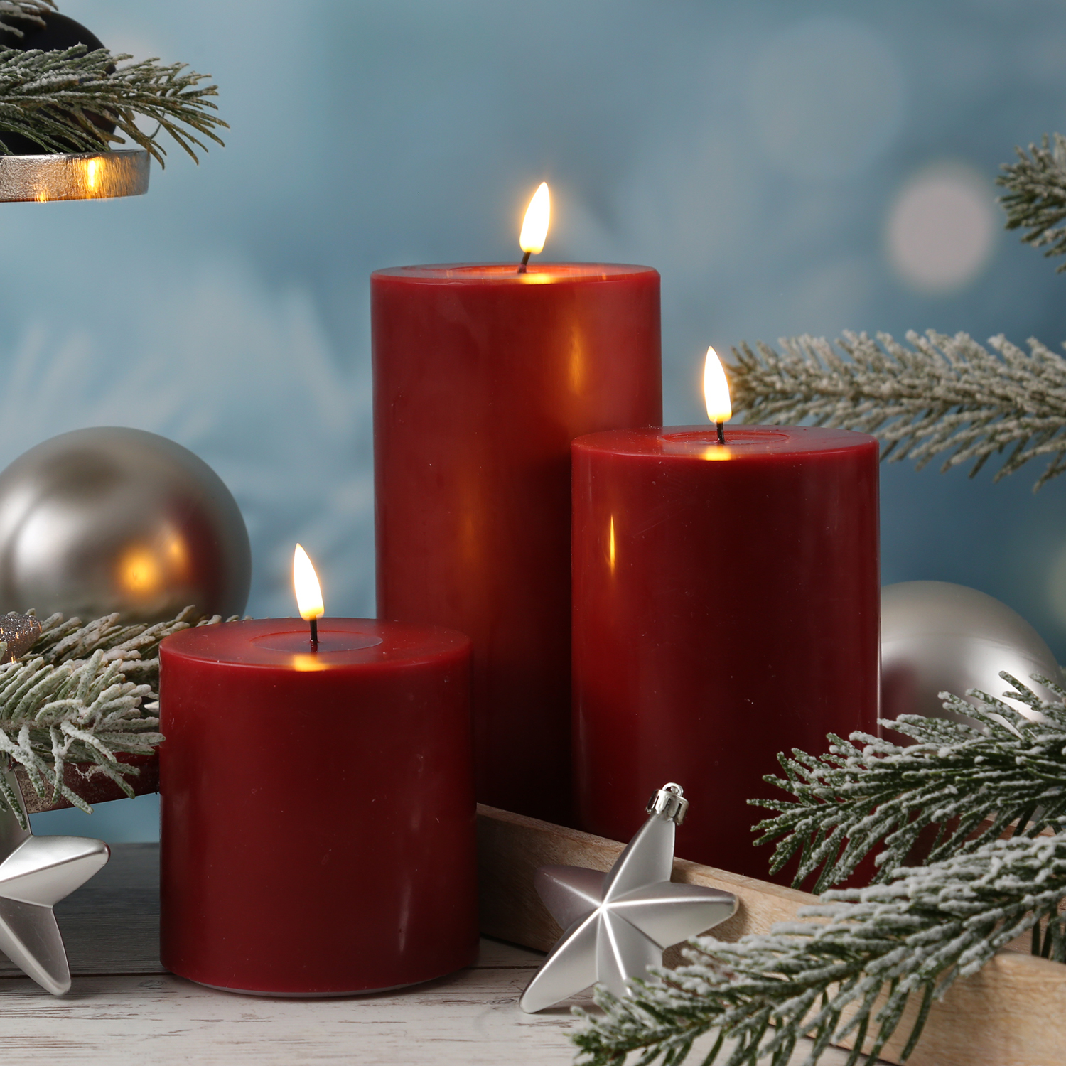 LED Stumpenkerze MIA - Echtwachs - realistische 3D Flamme - H: 20cm - D: 10cm - bordeauxrot LED Stumpenkerze MIA - Echtwachs - realistische 3D Flamme - H: 20cm - D: 10cm - bordeauxrot