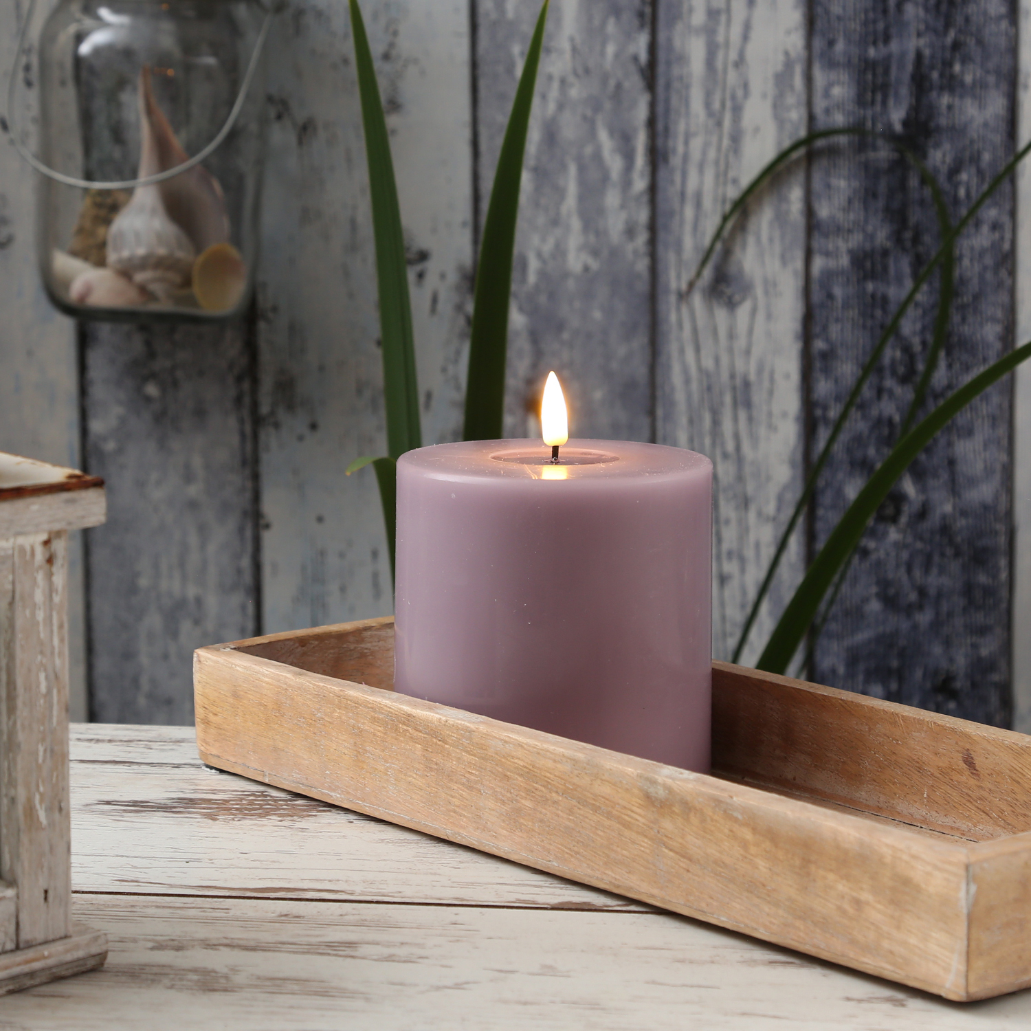 LED Stumpenkerze MIA - Echtwachs - realistische 3D Flamme - H: 10cm - D: 10cm - flieder LED Stumpenkerze MIA - Echtwachs - realistische 3D Flamme - H: 10cm - D: 10cm - flieder