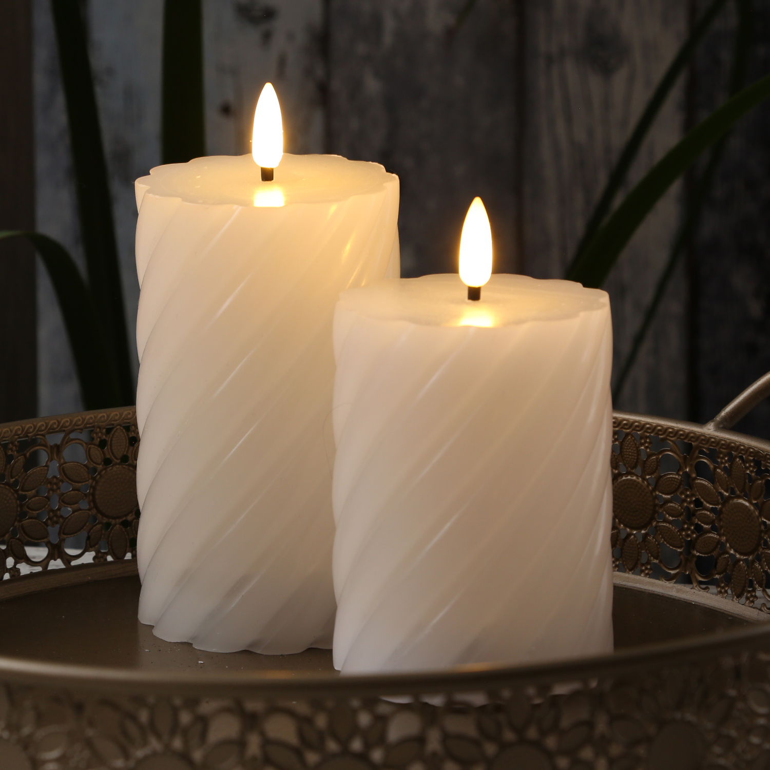 LED Stumpenkerze SWIRL - Echtwachs - warmweiße 3D Flamme - H: 15cm - Batterie - Timer - weiß LED Stumpenkerze SWIRL - Echtwachs - warmweiße 3D Flamme - H: 15cm - Batterie - Timer - weiß