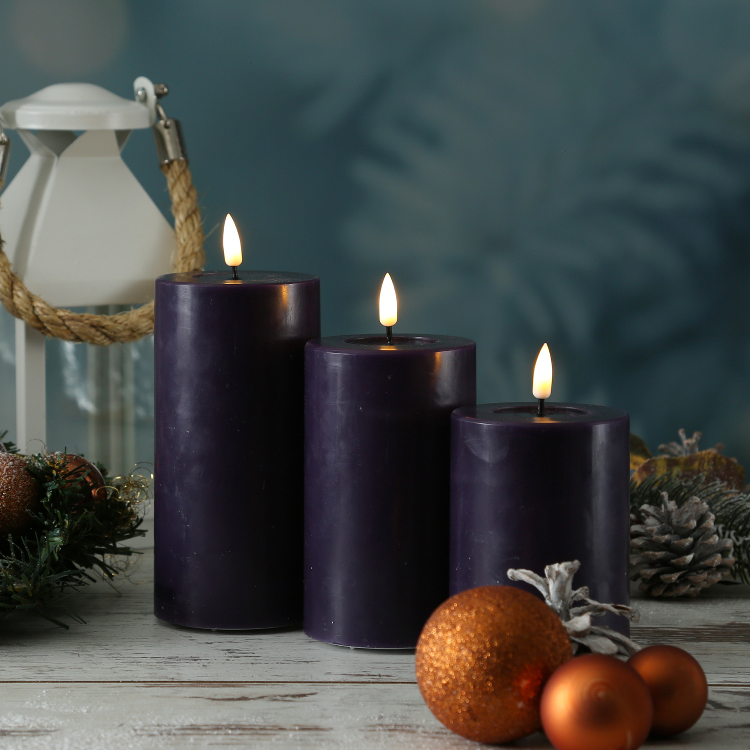 LED Stumpenkerze MIA - Echtwachs - realistische 3D Flamme - H: 15cm - D: 7,5cm - dunkellila LED Stumpenkerze MIA - Echtwachs - realistische 3D Flamme - H: 15cm - D: 7,5cm - dunkellila