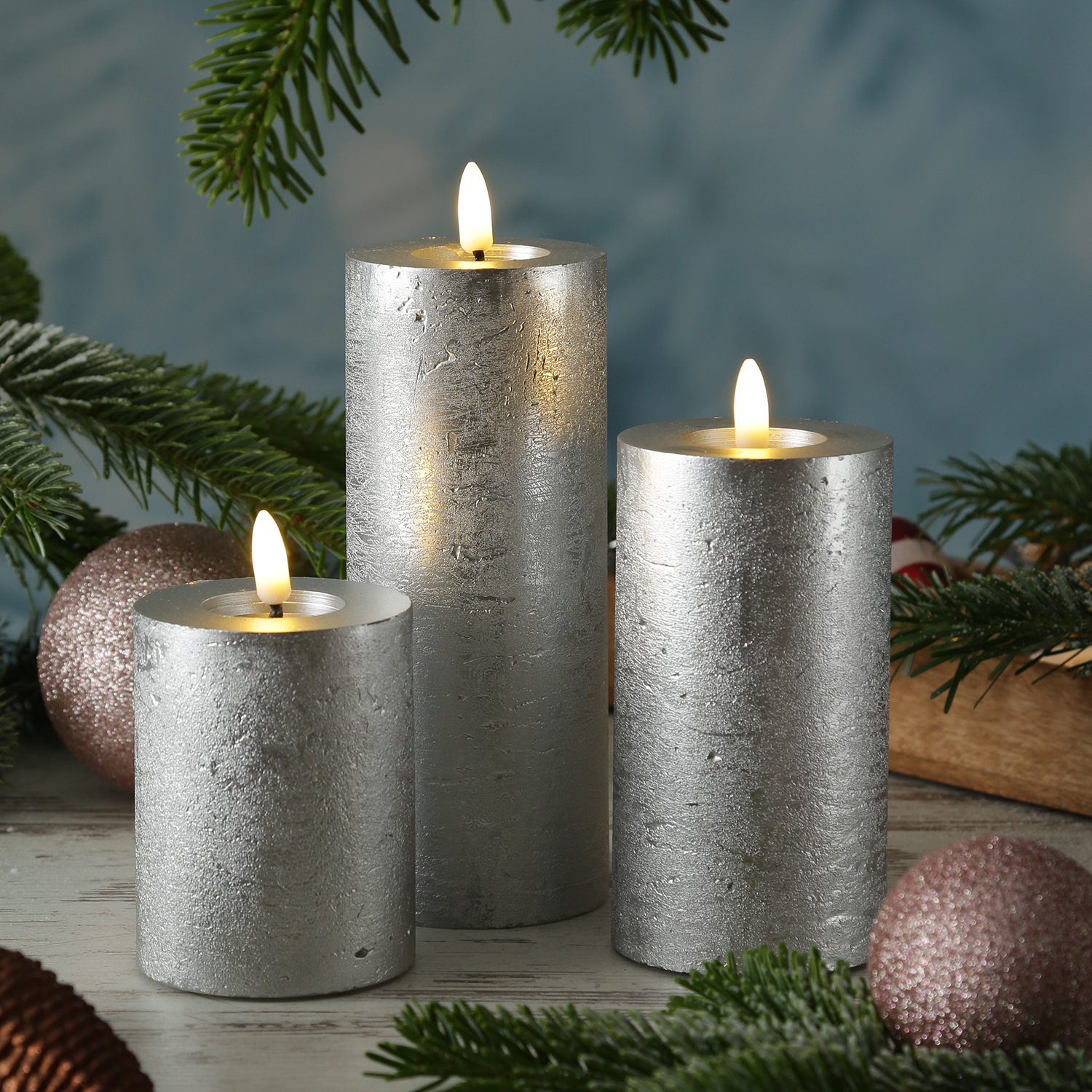 LED Kerze LINA - Rustik-Optik - Echtwachs - 3D Flamme - H: 15cm - D: 7cm - Timer - silber LED Kerze LINA - Rustik-Optik - Echtwachs - 3D Flamme - H: 15cm - D: 7cm - Timer - silber