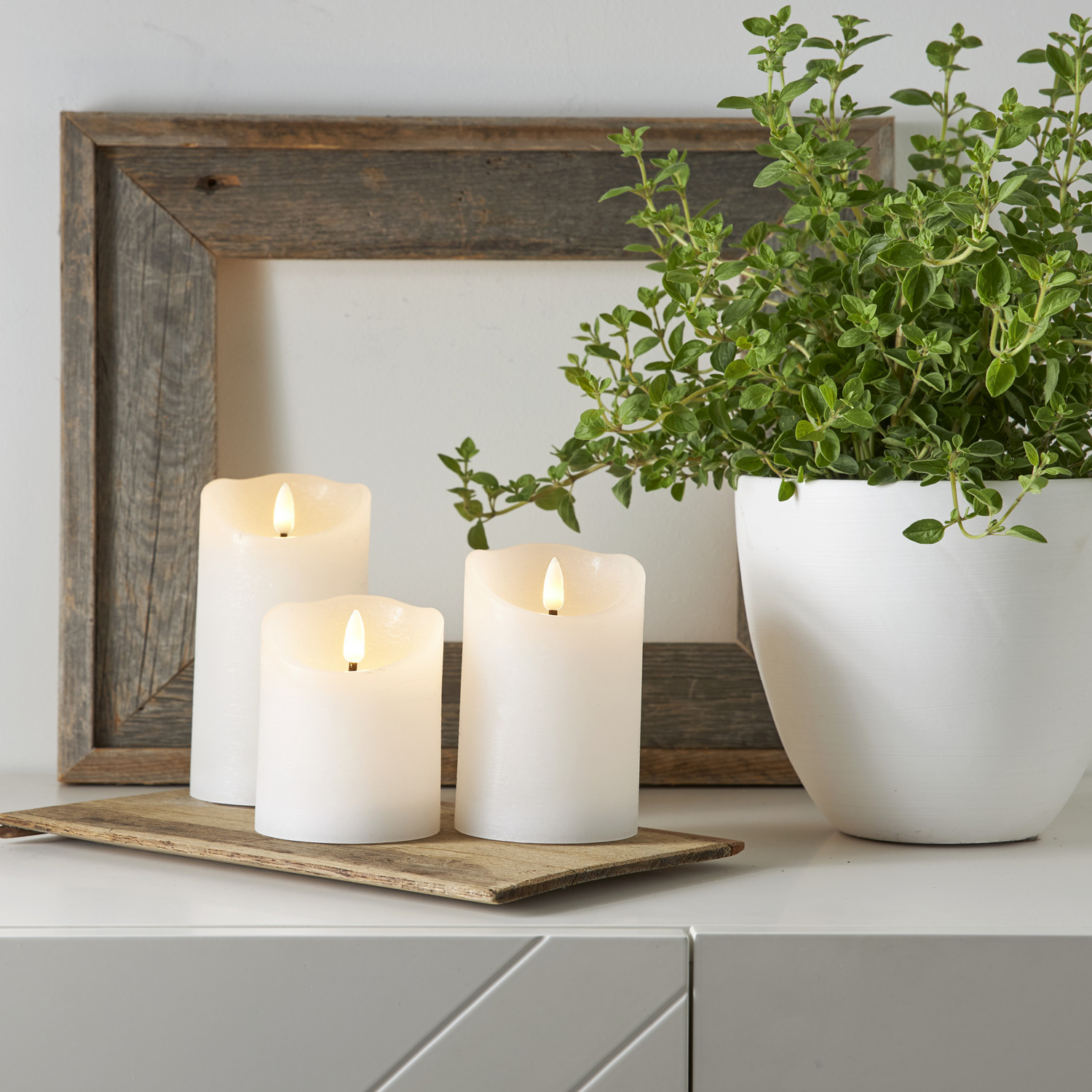 LED Stumpenkerze RUSTIC - Echtwachs - warmweiße 3D Flamme - H: 15cm - Batterie - Timer - weiß LED Stumpenkerze RUSTIC - Echtwachs - warmweiße 3D Flamme - H: 15cm - Batterie - Timer - weiß