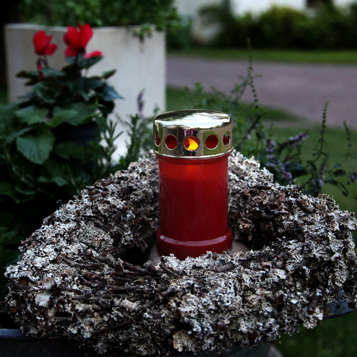 LED Novenkerze Serene - Grabkerze - flackernde gelbe LED - H: 14cm - rot/gold - 12er Set LED Novenkerze Serene - Grabkerze - flackernde gelbe LED - H: 14cm - rot/gold - 12er Set