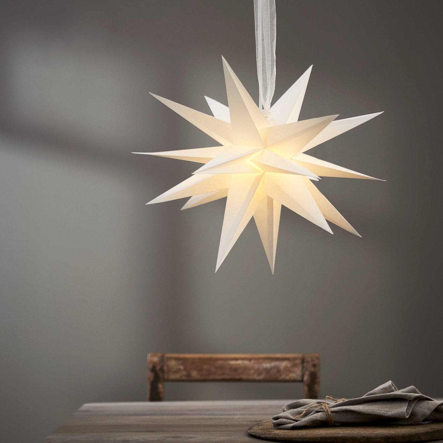 Papierstern DECEMBER - 3D Stern mit Dekoband - hängend - 18-zackig - D: 35cm - weiß Papierstern DECEMBER - 3D Stern mit Dekoband - hängend - 18-zackig - D: 35cm - weiß