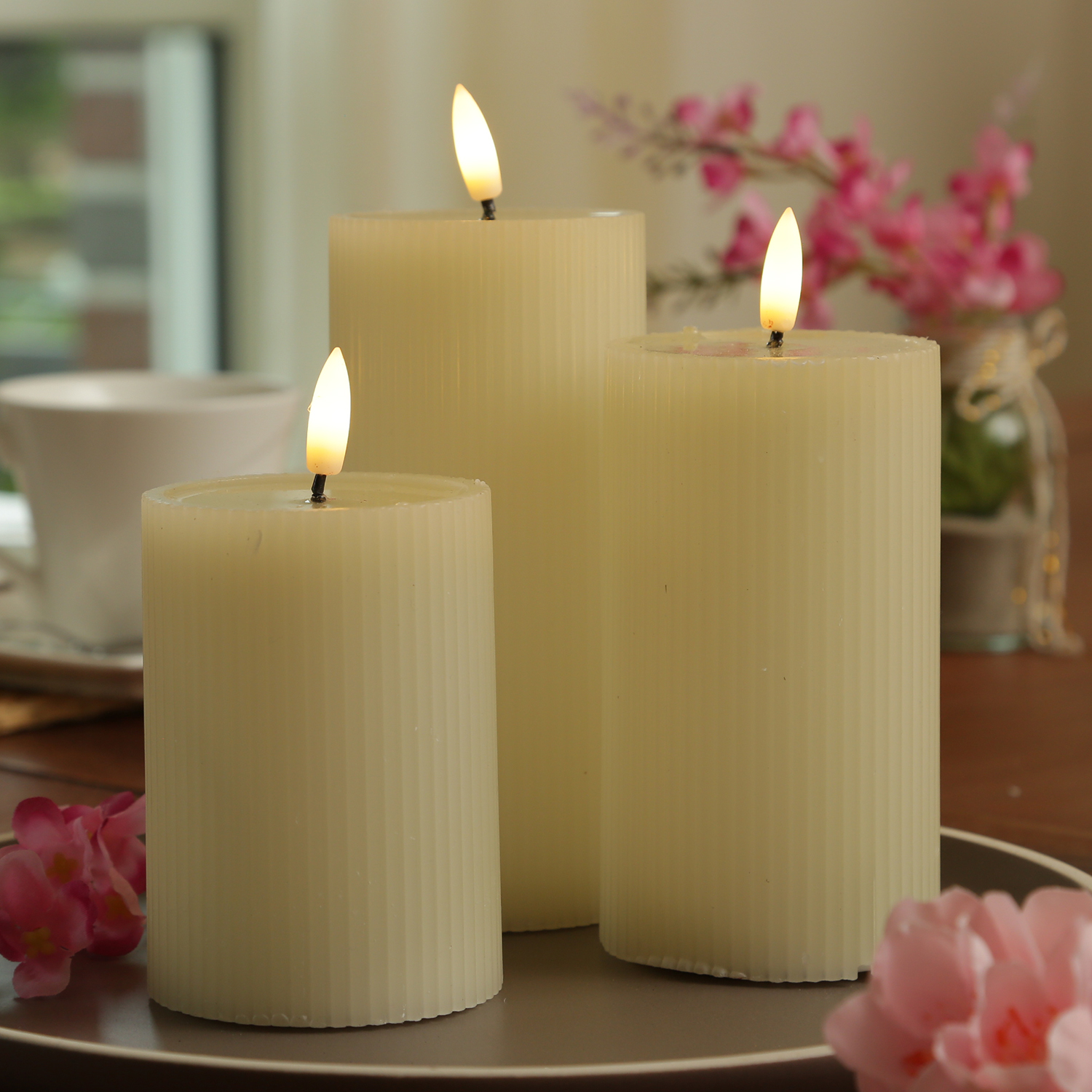 LED Kerze LIV - gerillt - Echtwachs - warmweiße 3D Flamme - H: 15,5cm - D: 7cm - Timer - creme LED Kerze LIV - gerillt - Echtwachs - warmweiße 3D Flamme - H: 15,5cm - D: 7cm - Timer - creme