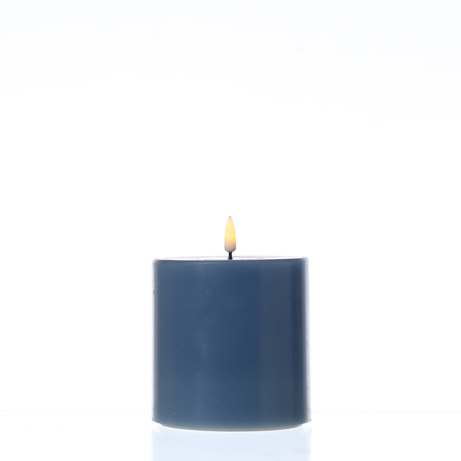 LED Stumpenkerze MIA - Echtwachs - realistische 3D Flamme - H: 10cm - D: 10cm - eisblau LED Stumpenkerze MIA - Echtwachs - realistische 3D Flamme - H: 10cm - D: 10cm - eisblau