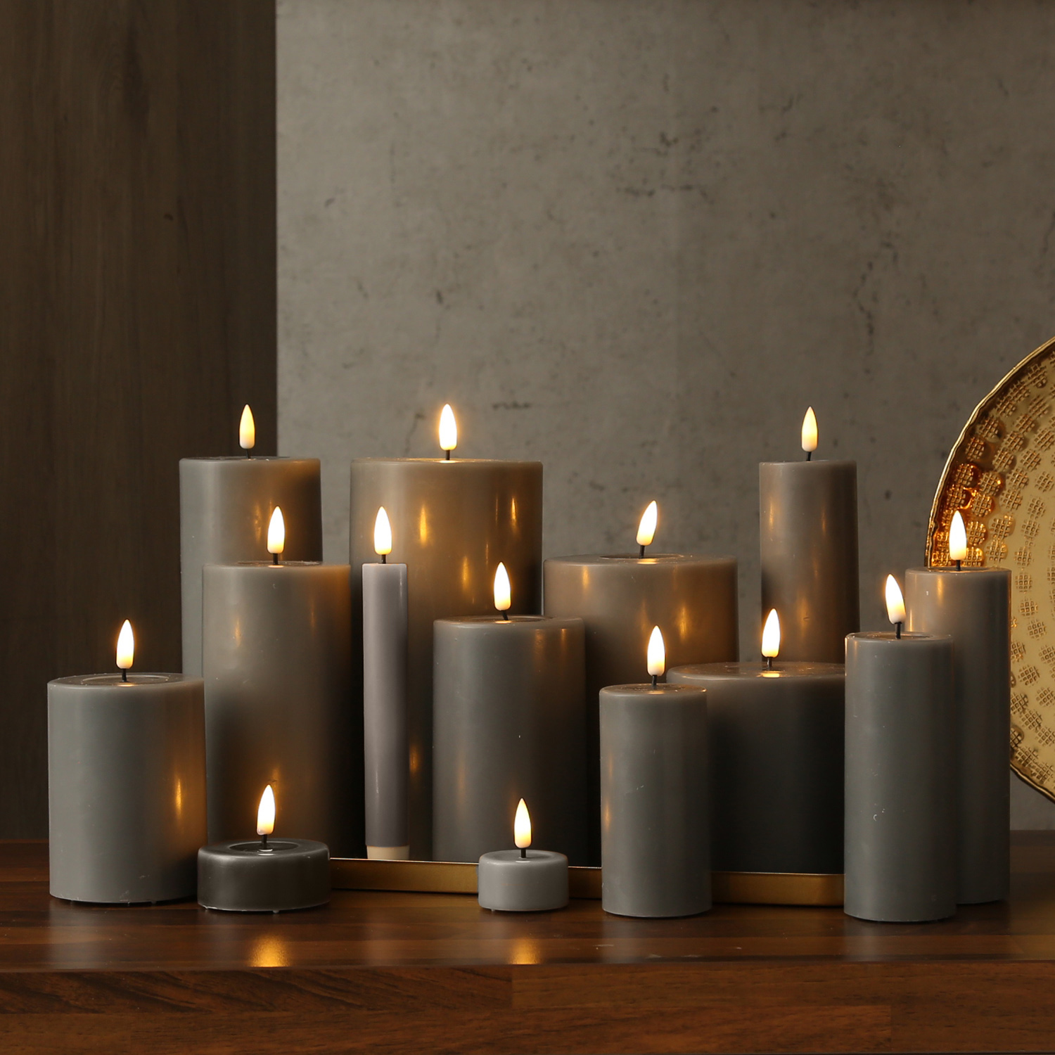 LED Stumpenkerze MIA - Echtwachs - realistische 3D Flamme - H: 12,5cm D: 5cm - Batterie - grau LED Stumpenkerze MIA - Echtwachs - realistische 3D Flamme - H: 12,5cm D: 5cm - Batterie - grau