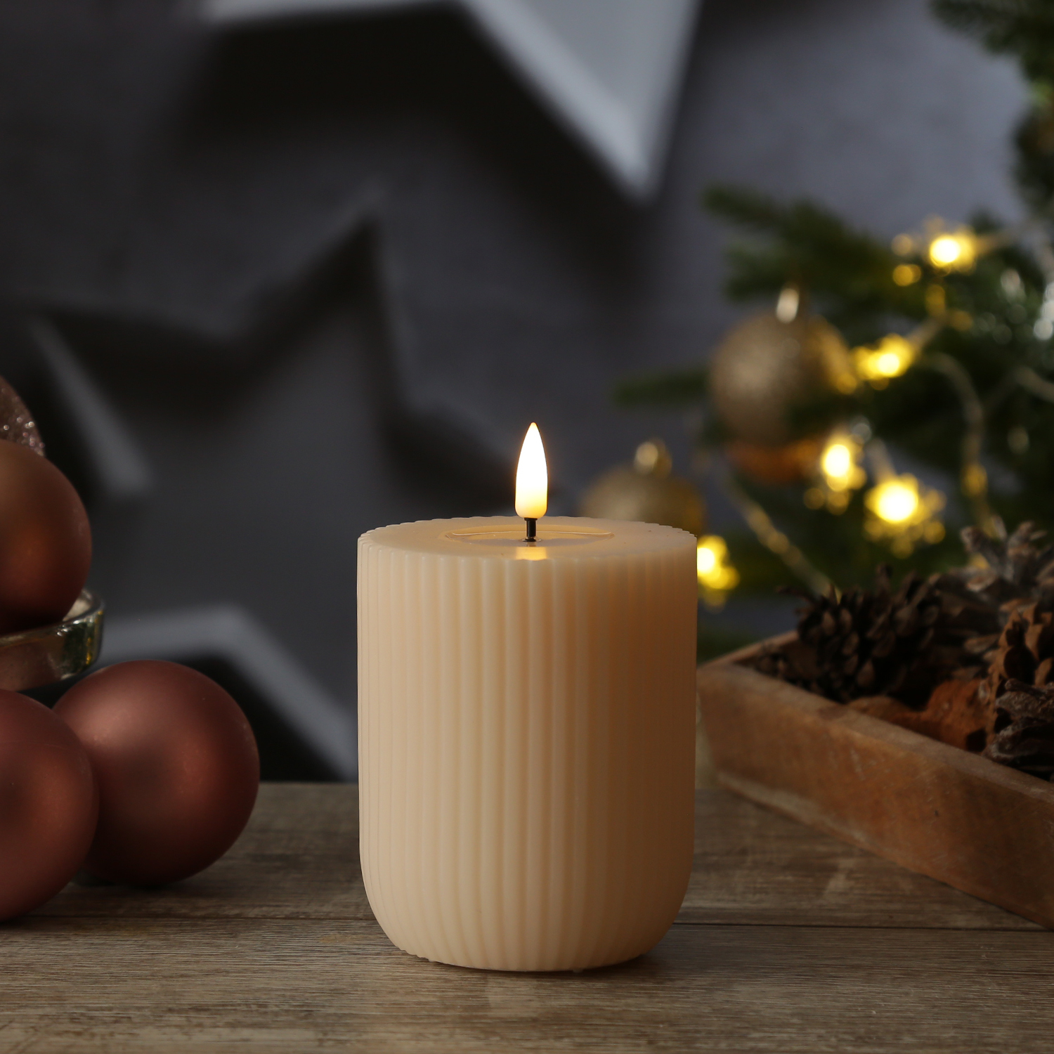 LED Stumpenkerze MIA - gerillt - Echtwachs - 3D Flamme - H: 10cm - D: 8cm - creme LED Stumpenkerze MIA - gerillt - Echtwachs - 3D Flamme - H: 10cm - D: 8cm - creme