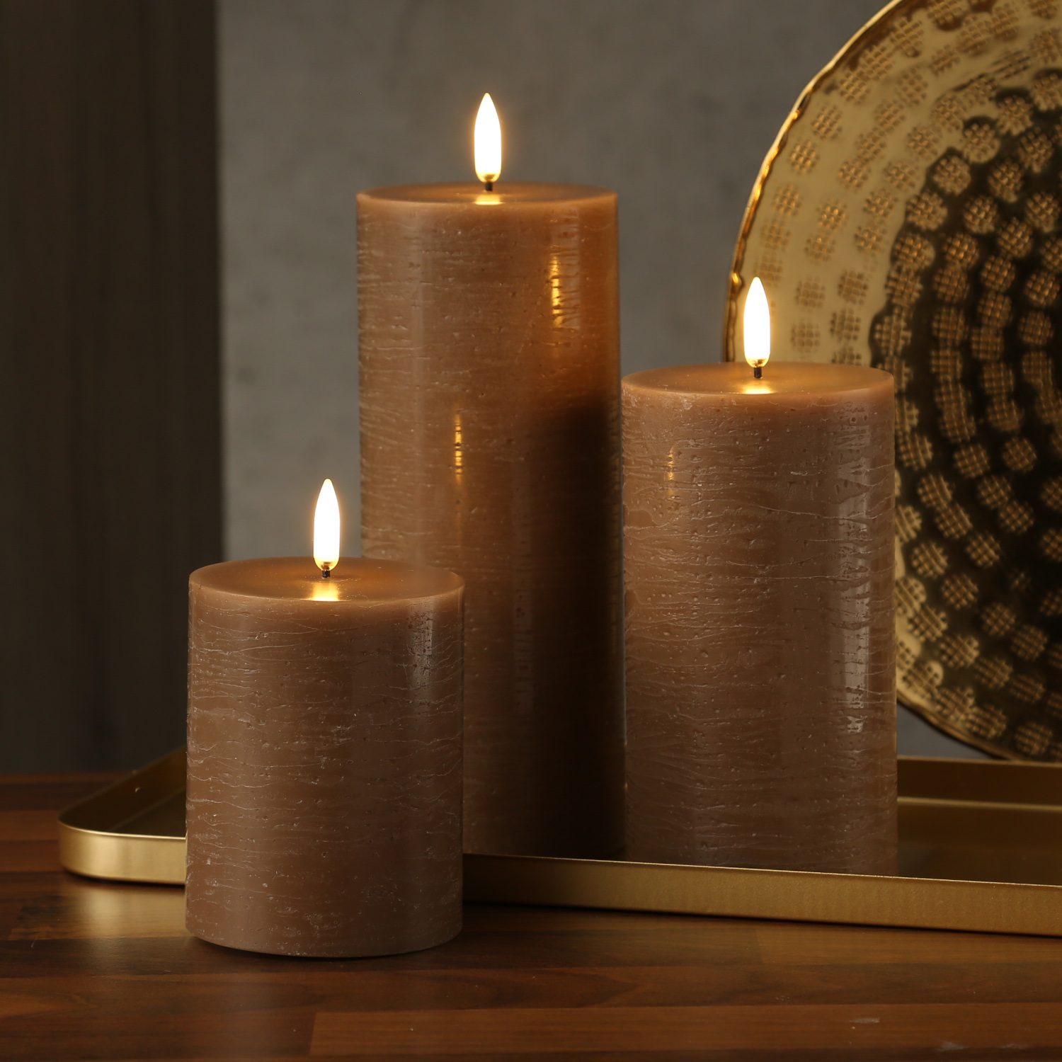 LED Kerze PIA - Rustik-Optik - Echtwachs - H: 20cm - D: 7,8cm - Timer - bis zu 1000 Std. - karamell LED Kerze PIA - Rustik-Optik - Echtwachs - H: 20cm - D: 7,8cm - Timer - bis zu 1000 Std. - karamell
