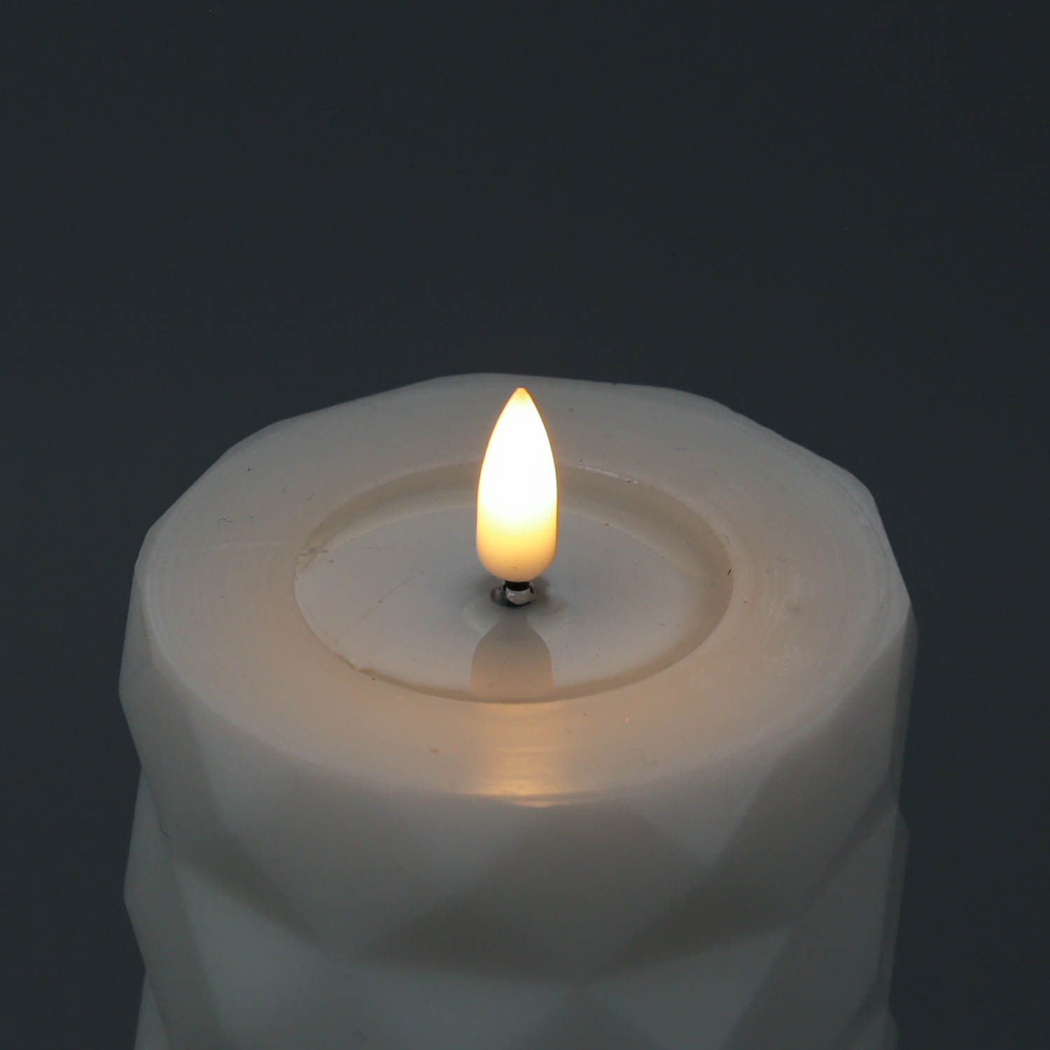 LED Stumpenkerze MIA - Rautenmuster - Echtwachs - 3D Flamme - H: 10cm - D: 7,5cm - weiß LED Stumpenkerze MIA - Rautenmuster - Echtwachs - 3D Flamme - H: 10cm - D: 7,5cm - weiß