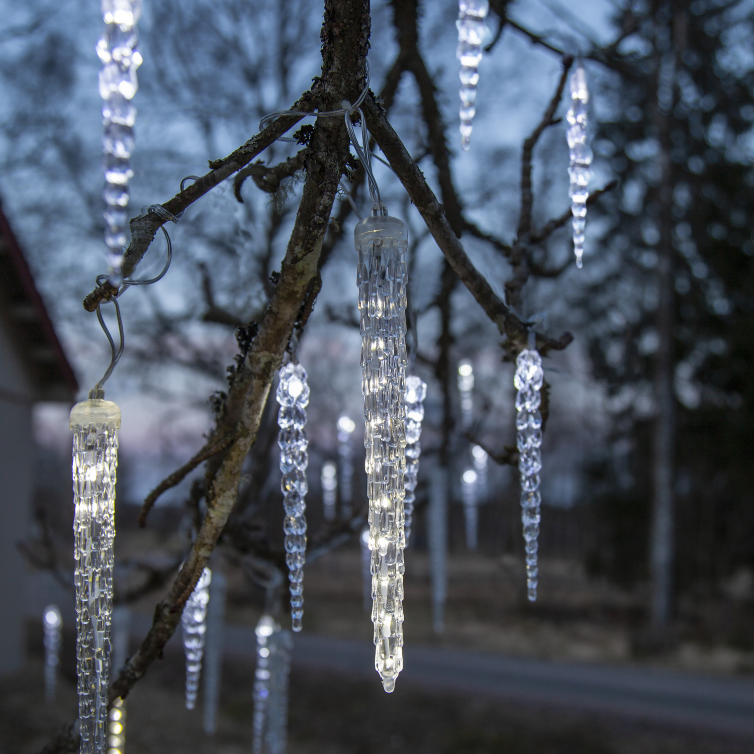 LED Lichterkette Eiszapfen - 24 Eiszapfen - Dauer-und Lauflicht - Außentrafo - L: 7m - transparent LED Lichterkette Eiszapfen - 24 Eiszapfen - Dauer-und Lauflicht - Außentrafo - L: 7m - transparent